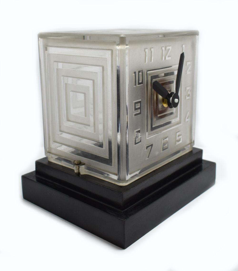 For your consideration is this super rare Art Deco modernist Bulle clock by P.M.Favre. One of the first battery operated clocks of the 1930s. The frosted glass case has etched stylized numerals and is attributed to have been made by Lalique. The