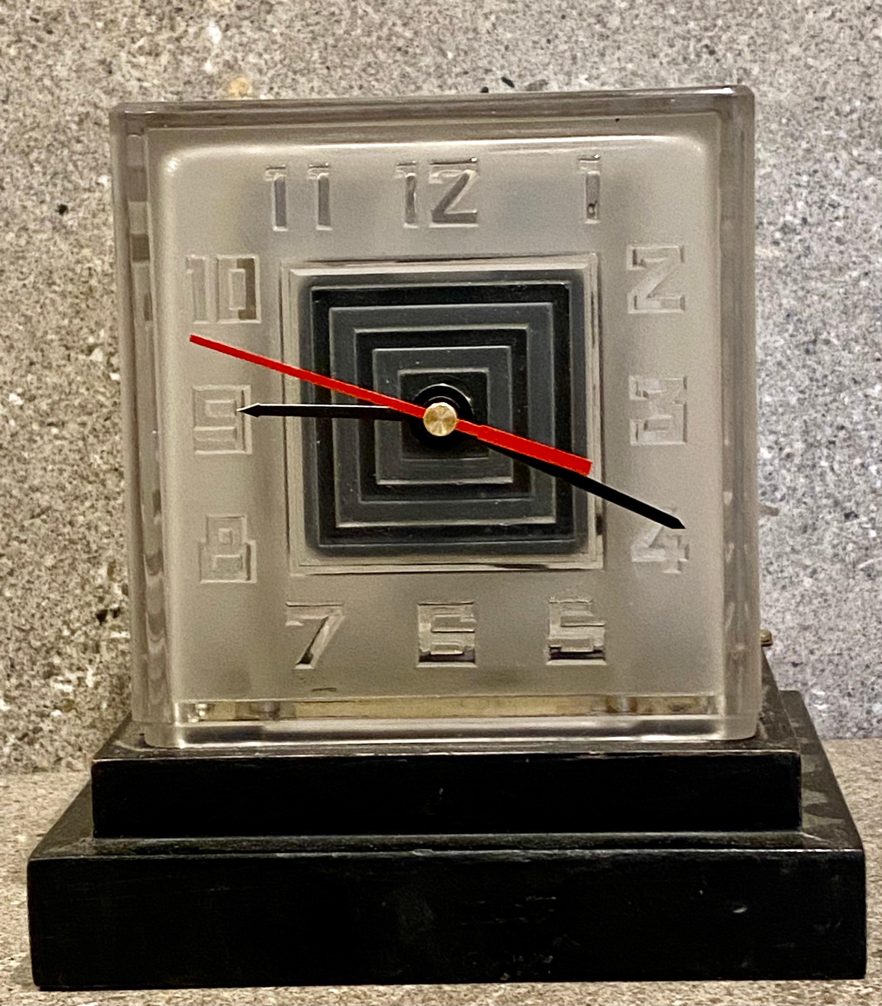 Verre Rare horloge Art Déco en verre bulle, signée P.M. Favre, années 1930 en vente