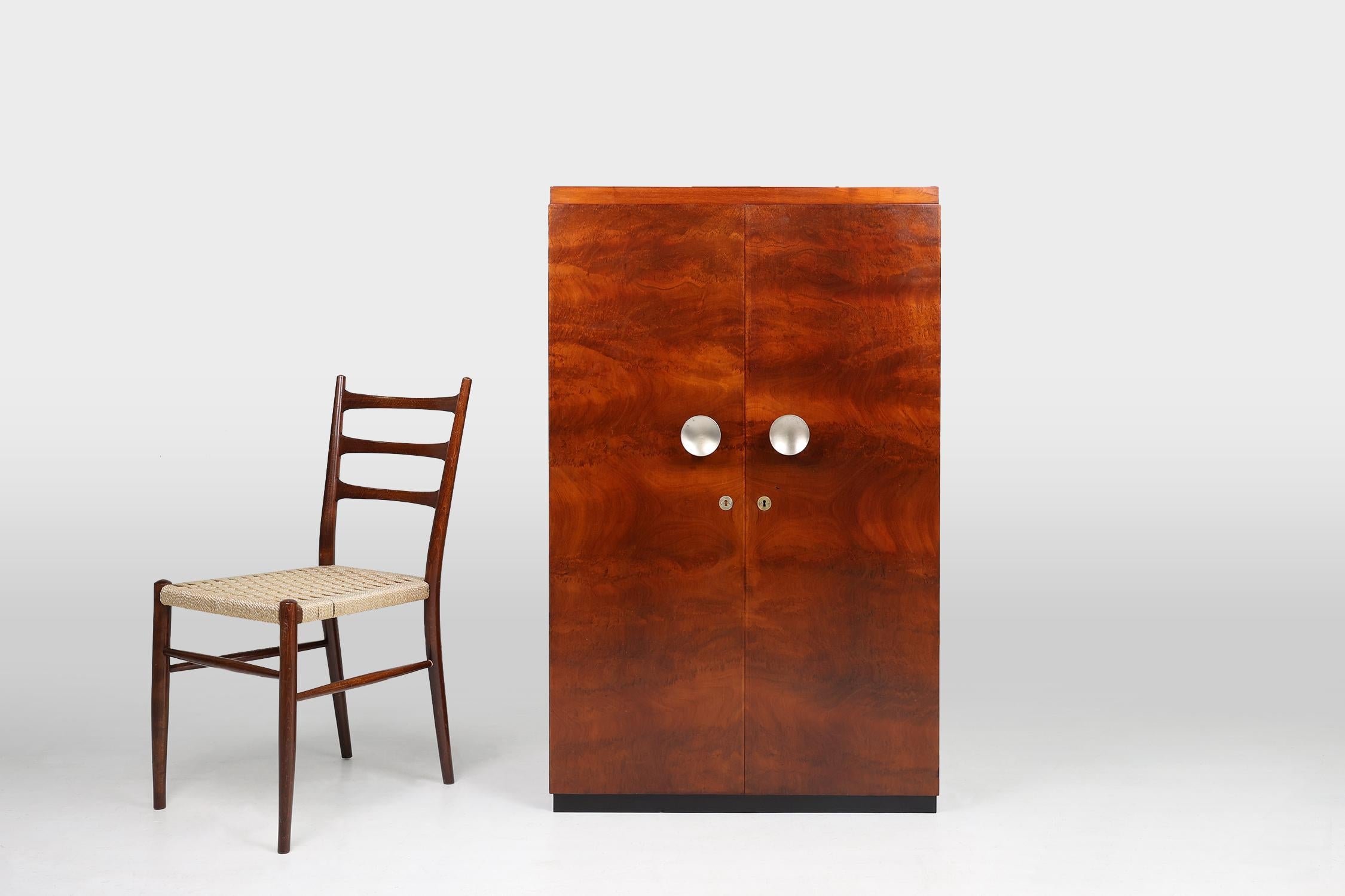 Francia / 1930 / Armario / chapa burl, madera / Art Decó / Mediados de siglo

Un elegante y alto armario o tablero alto con dos puertas de hermosa madera de nudo fabricado en 1930 en Francia. El rico acabado muestra los patrones naturales de la