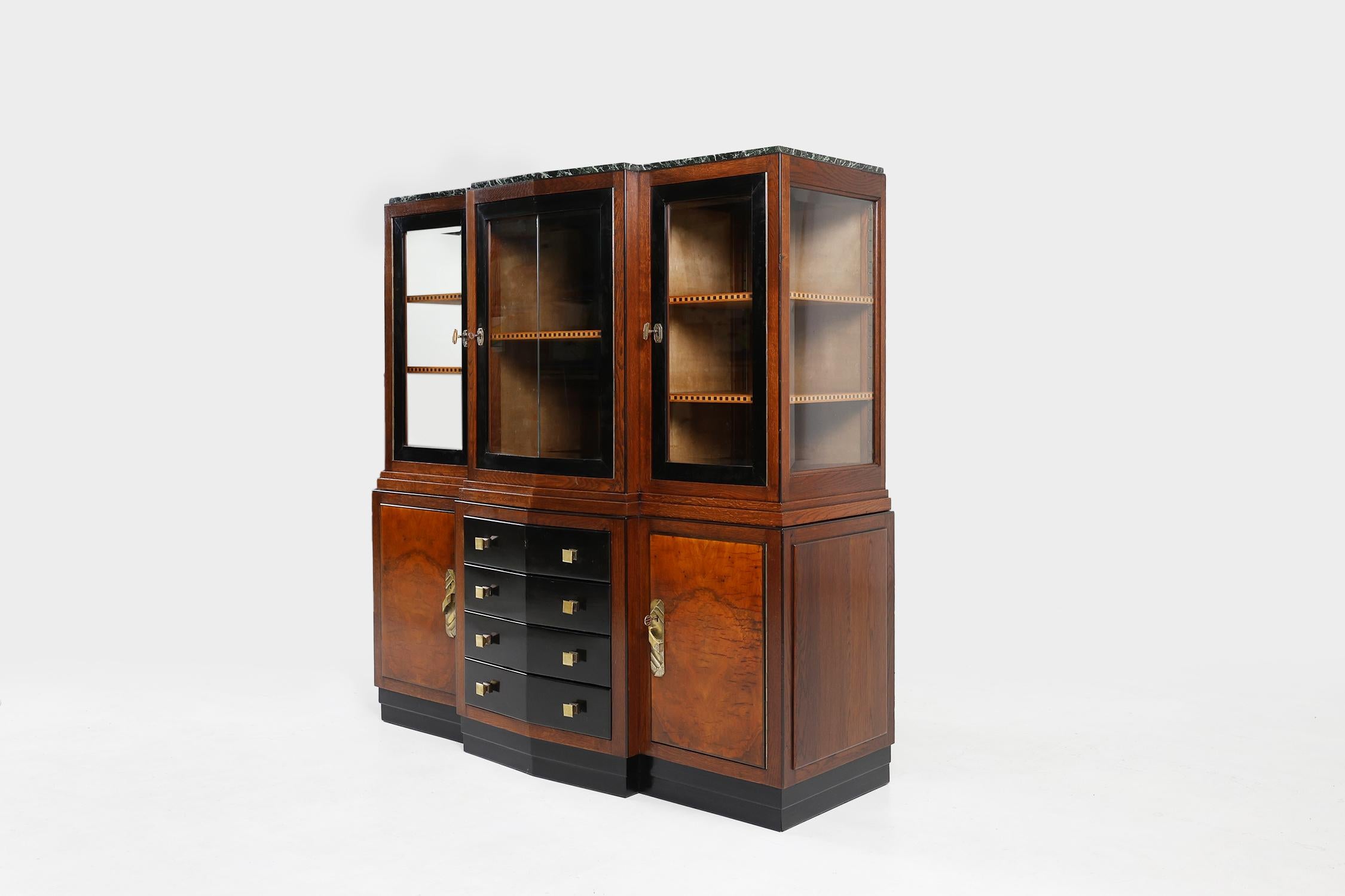 Raro armario Art Decó de madera de nudo con tapa de mármol verde, Francia ca. 1930 3