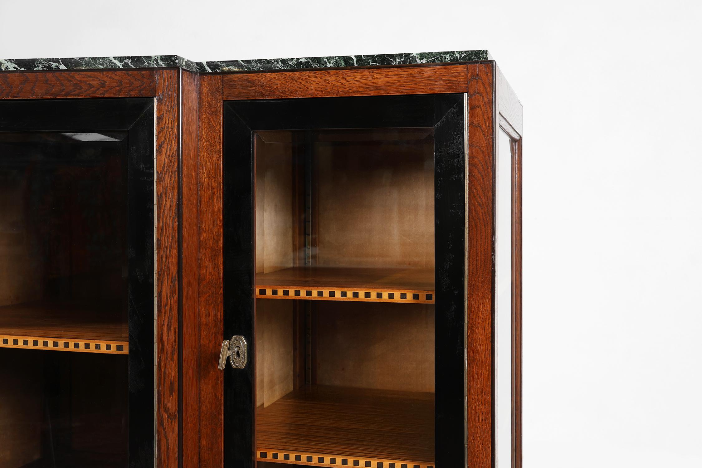 Raro armario Art Decó de madera de nudo con tapa de mármol verde, Francia ca. 1930 6