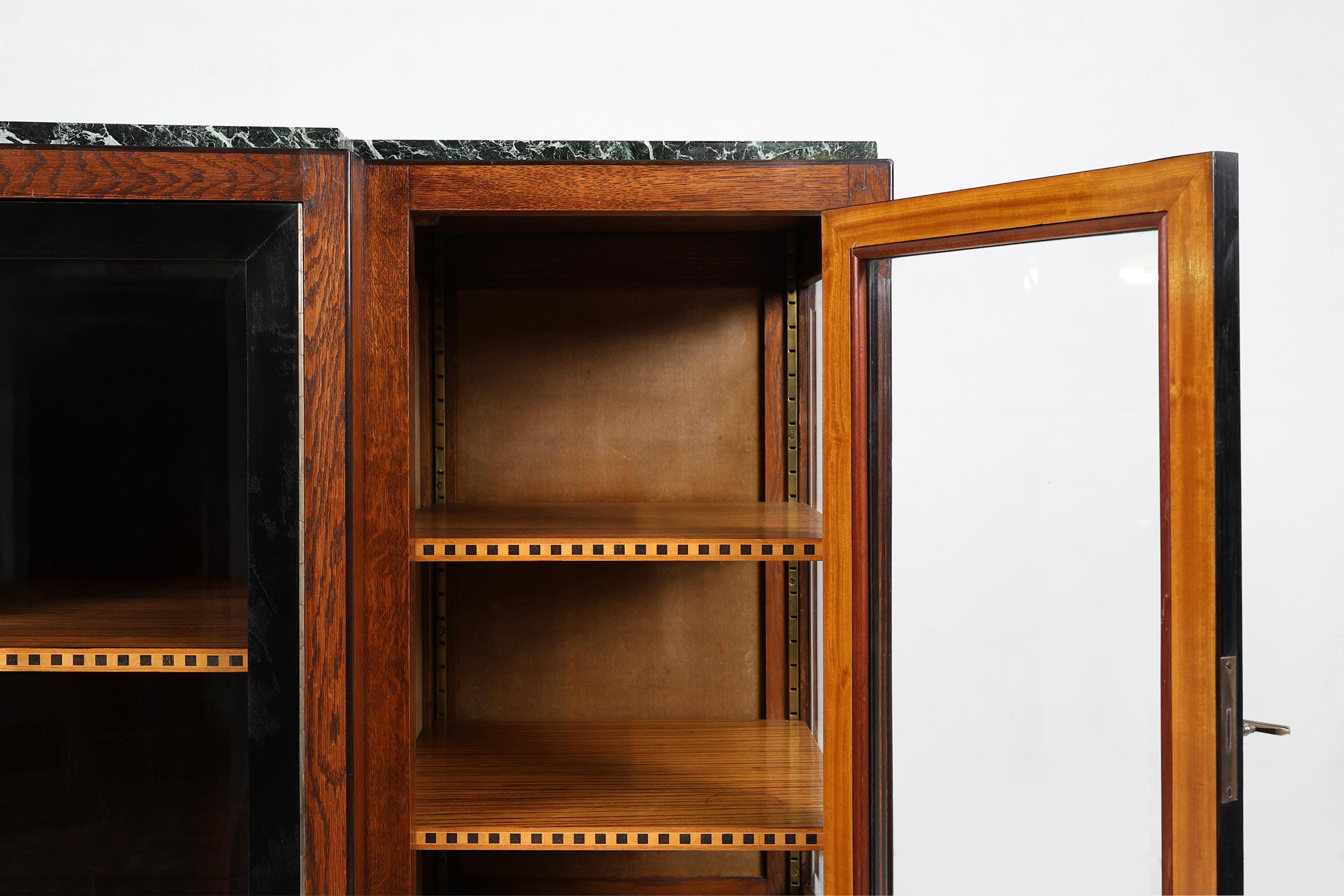 Raro armario Art Decó de madera de nudo con tapa de mármol verde, Francia ca. 1930 7