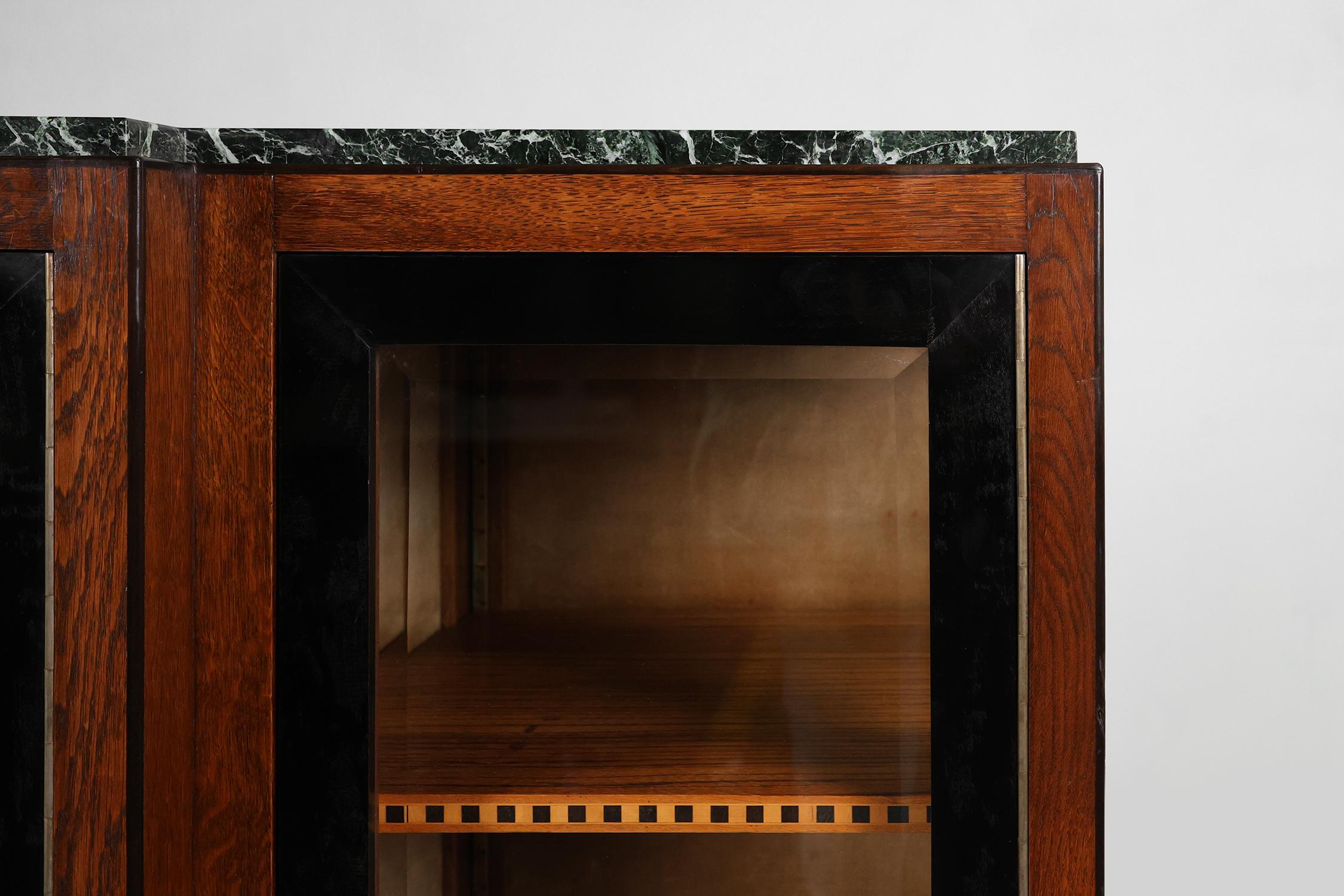 Raro armario Art Decó de madera de nudo con tapa de mármol verde, Francia ca. 1930 mediados del siglo XX