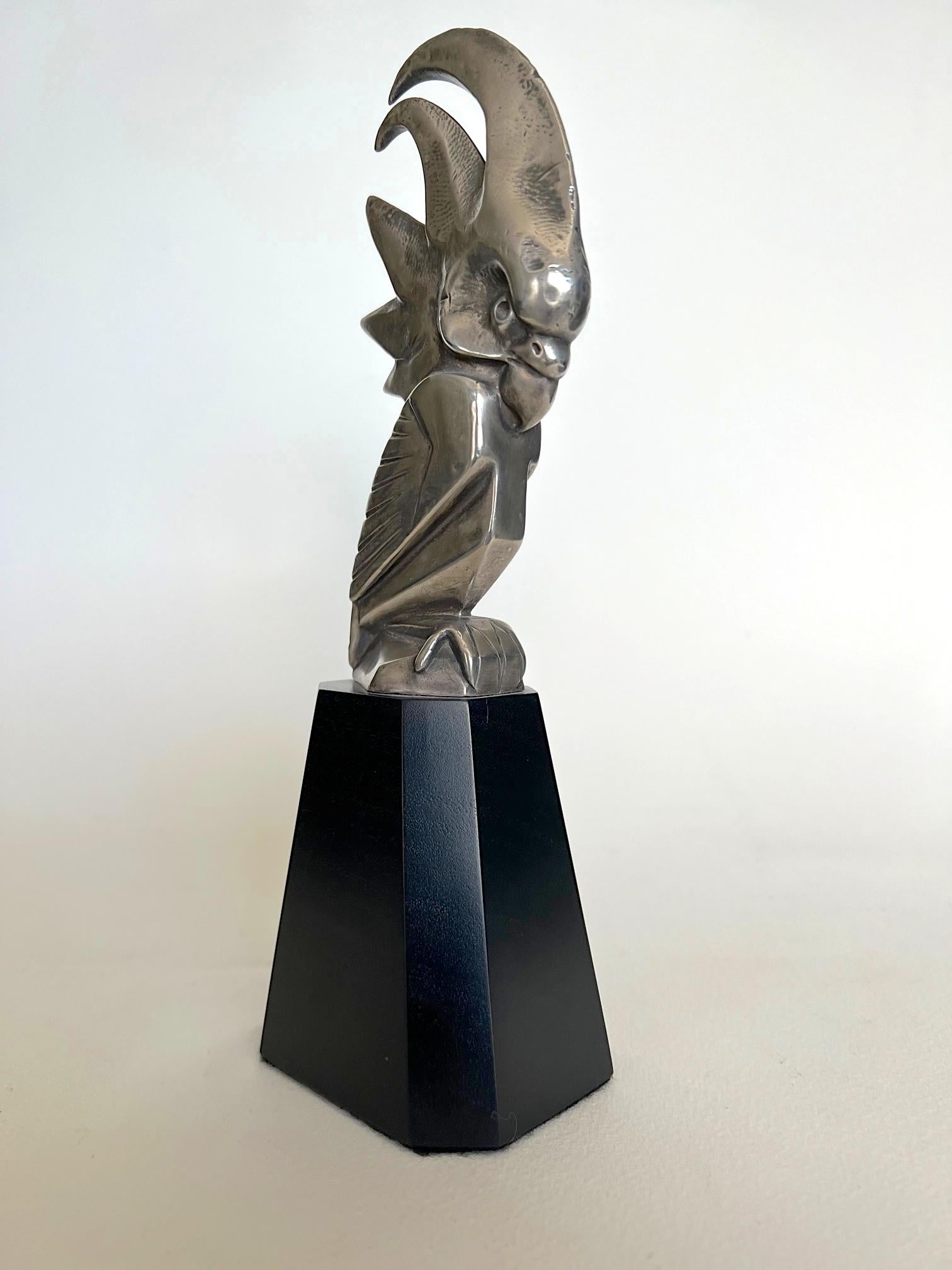 Seltenes Art Déco 'Cacatoès' Auto-Maskottchen aus versilberter Bronze (Art déco) im Angebot