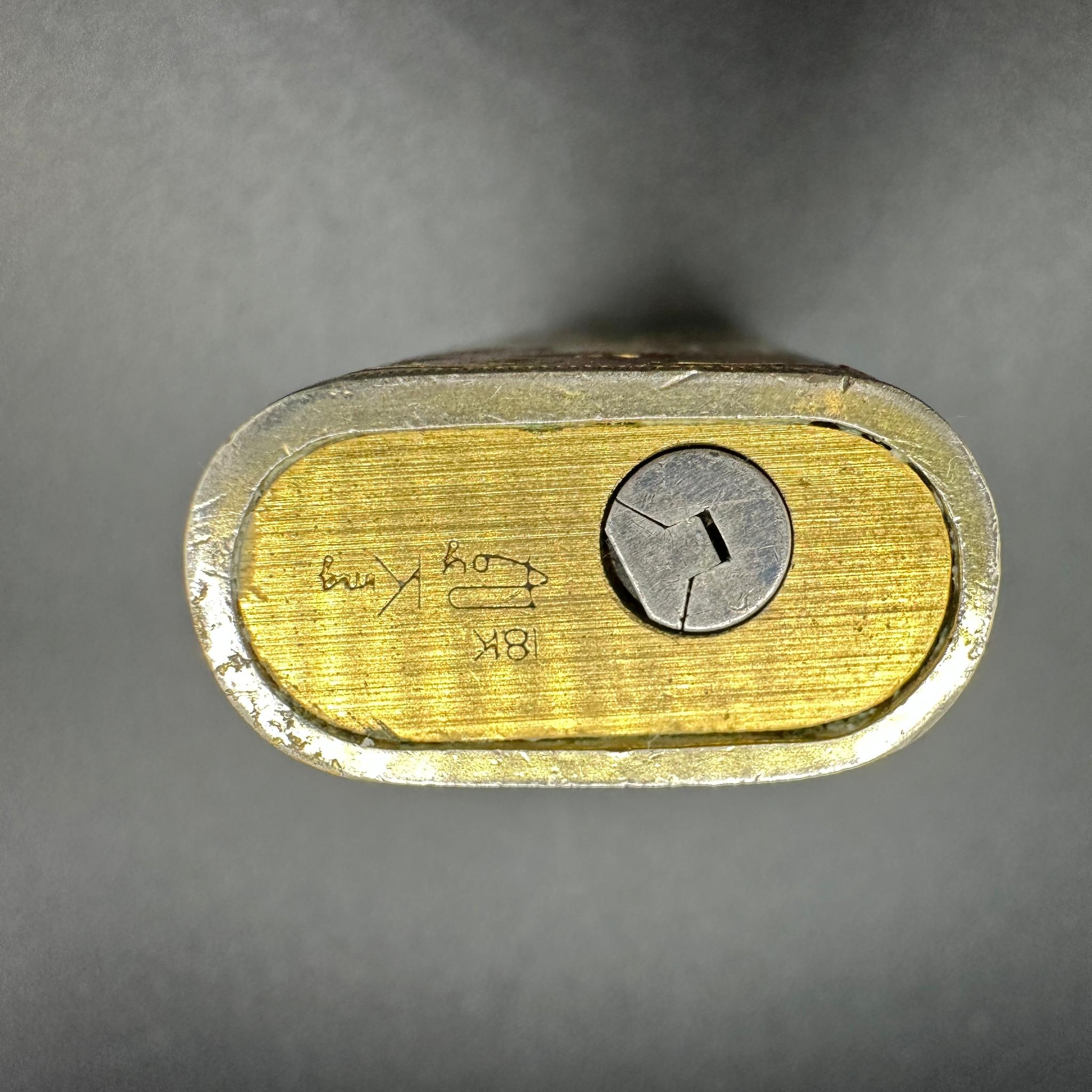 Briquet Roy King de Cartier.
Cartier Roy King Rollagas, un exemple RARE et unique d'un briquet Rollagas Cartier conçu par ROY KING, fabriqué dans les années 1970, en or 18 carats avec une laque Art Déco crème et des paillettes d'or. 
En parfait