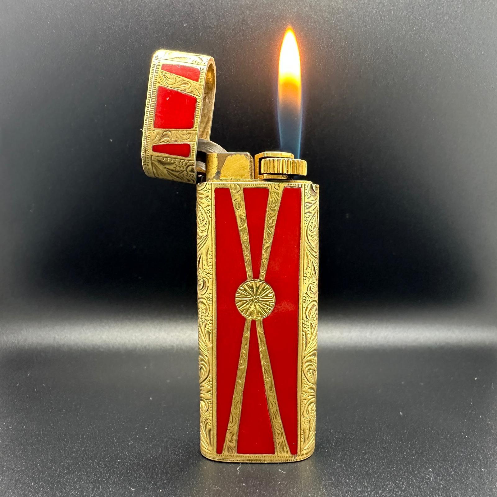 Cartier Roy king lighter.
Cartier Roy King Rollagas, a Unique RARE example of a ROY KING designed Cartier Rollagas lighter made circa 1970's, 18 K Gold with Red with Red Art Deco lacquer, mint condition.
Roy King emblem on top side part of