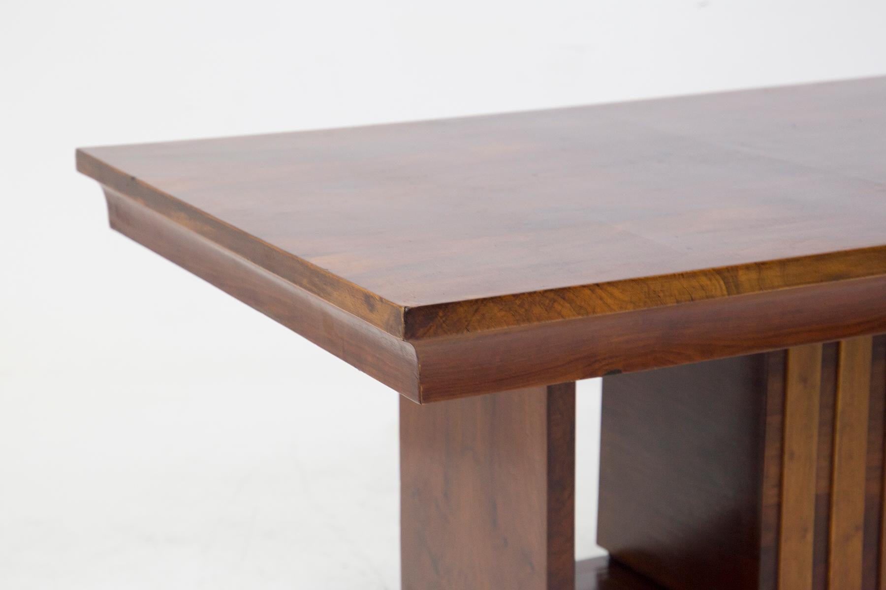 Prächtiger und seltener lackierter Holztisch aus feiner italienischer Fertigung, aus der Zeit des Art déco.
Der Tisch ist komplett aus massivem und wunderschön lackiertem Holz gefertigt.
Es gibt zwei Stützbeine, die jedoch die gesamte Tiefe der
