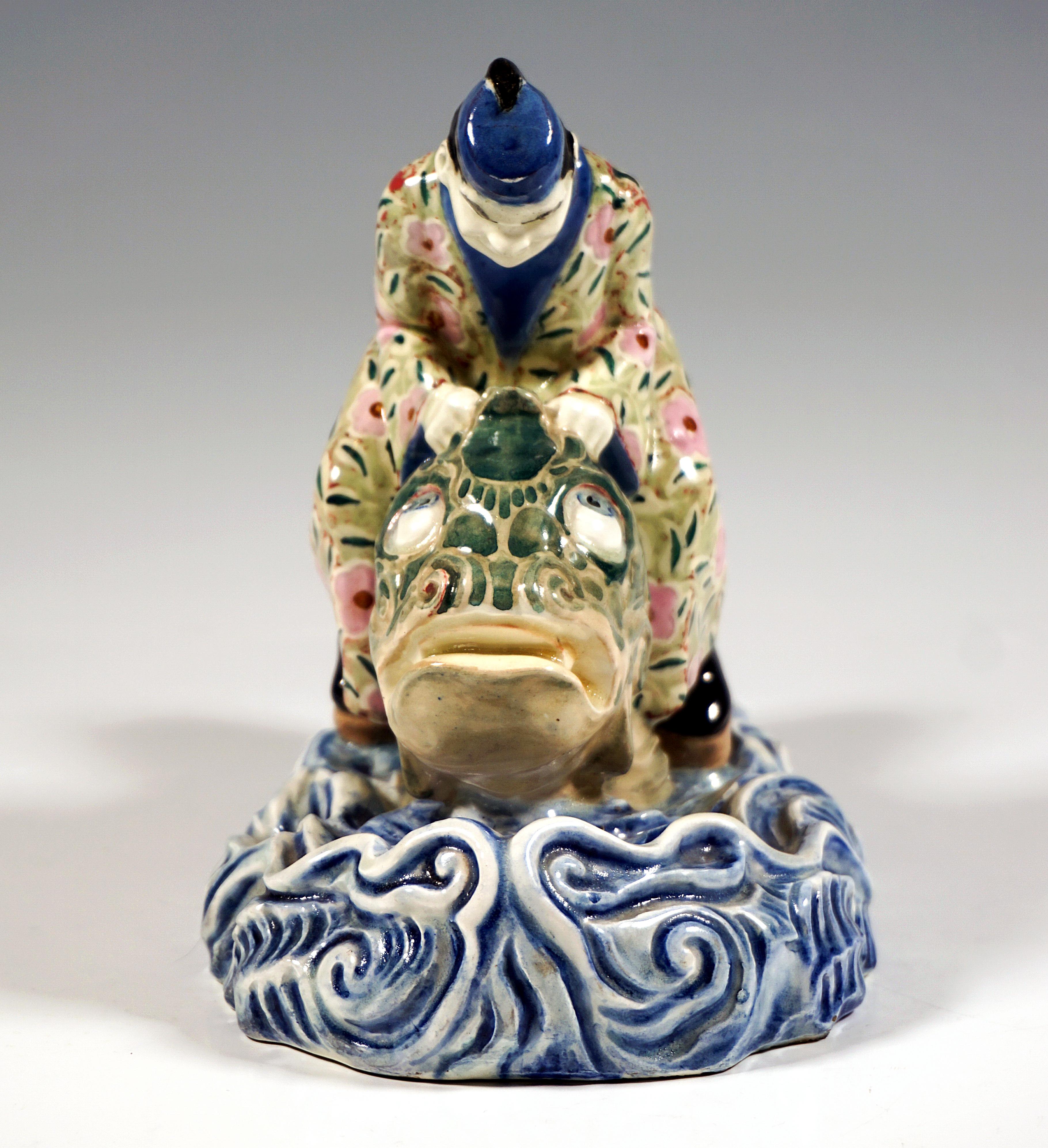 Außergewöhnliches Art Déco Modell der Firma Goldscheider, extrem selten produziert und nicht im Werksverzeichnis aufgeführt:
Mann in traditioneller japanischer Tracht - langer Mantel mit Blumendekoration, der durch einen Gürtel zusammengehalten