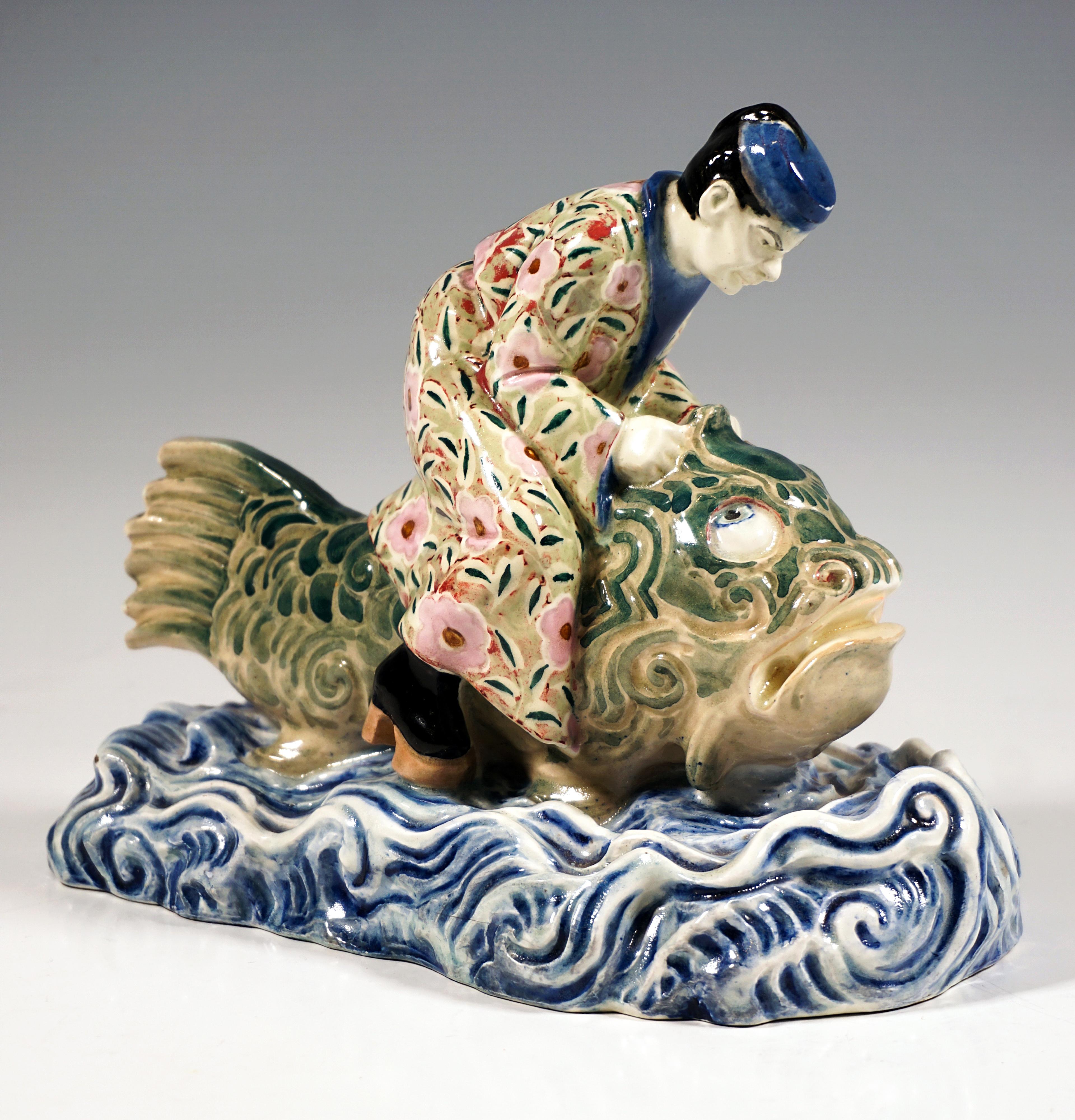 Seltene Art Déco-Keramik, Japaner reitet auf einem Koi, Goldscheider Wien, um 1921 (Art déco) im Angebot