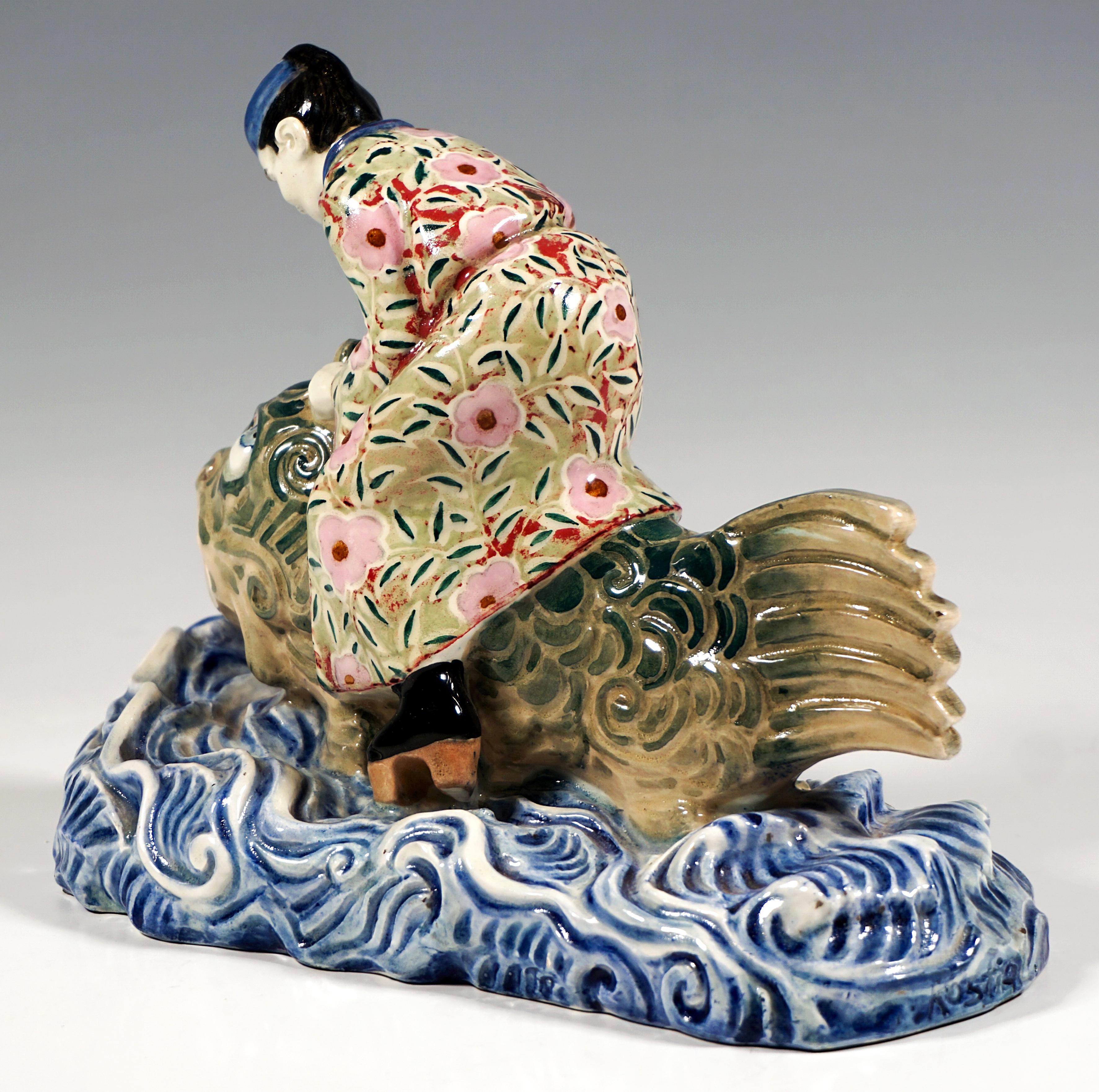 Seltene Art Déco-Keramik, Japaner reitet auf einem Koi, Goldscheider Wien, um 1921 (Handgefertigt) im Angebot