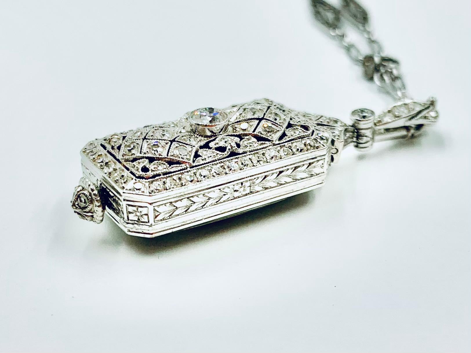 da uomo o donna Raro Art Deco A.I. C. Orologio con ciondolo in platino con diamante Meylan e catena lunga con diamante in vendita