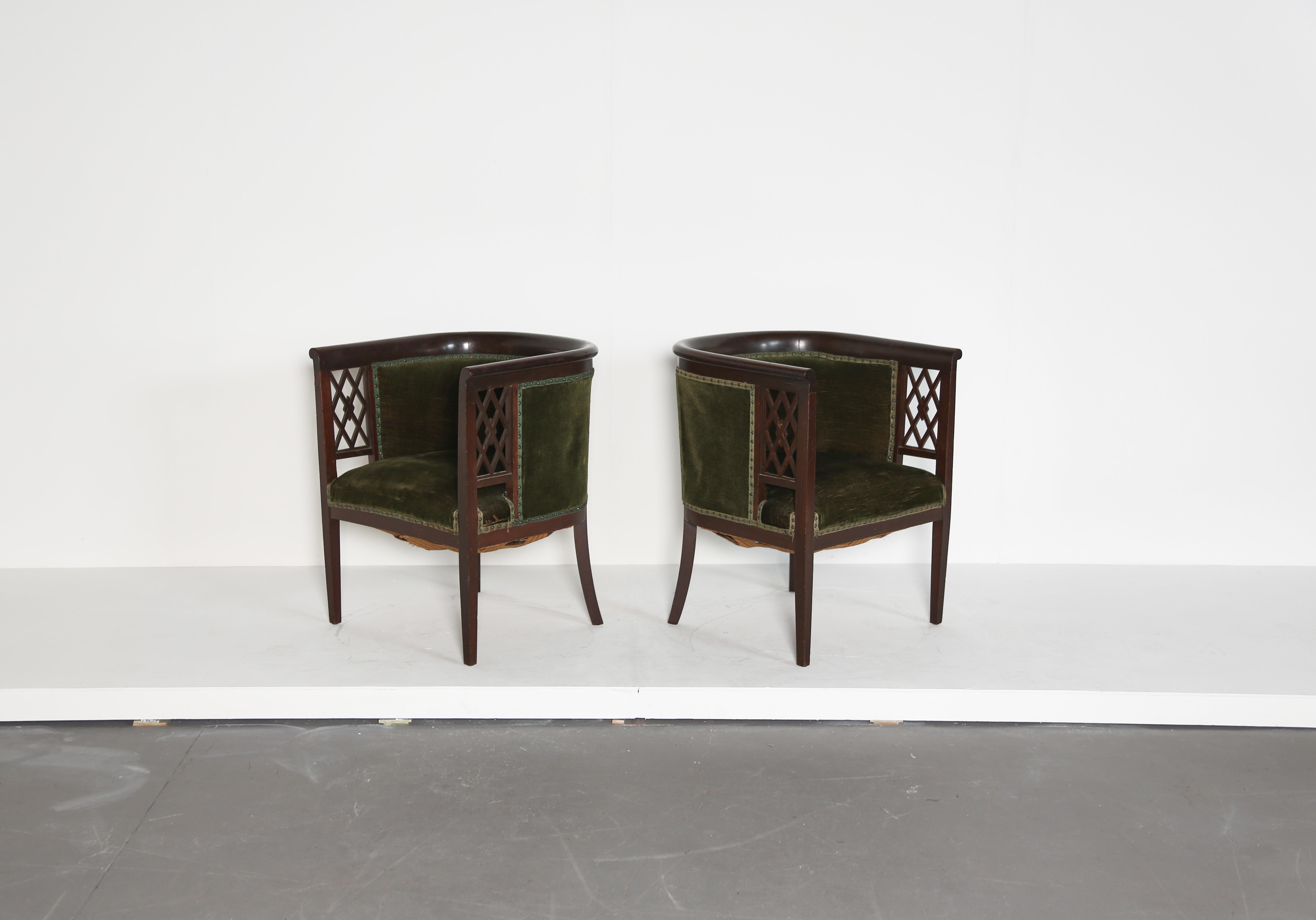 Ein seltenes Paar Art-Déco-Stühle, Frankreich, 1920er Jahre. Die Stühle werden derzeit restauriert und der Originalstoff kann erhalten bleiben oder die Stühle können mit COM neu gepolstert werden.   Bitte erkundigen Sie sich.
 


