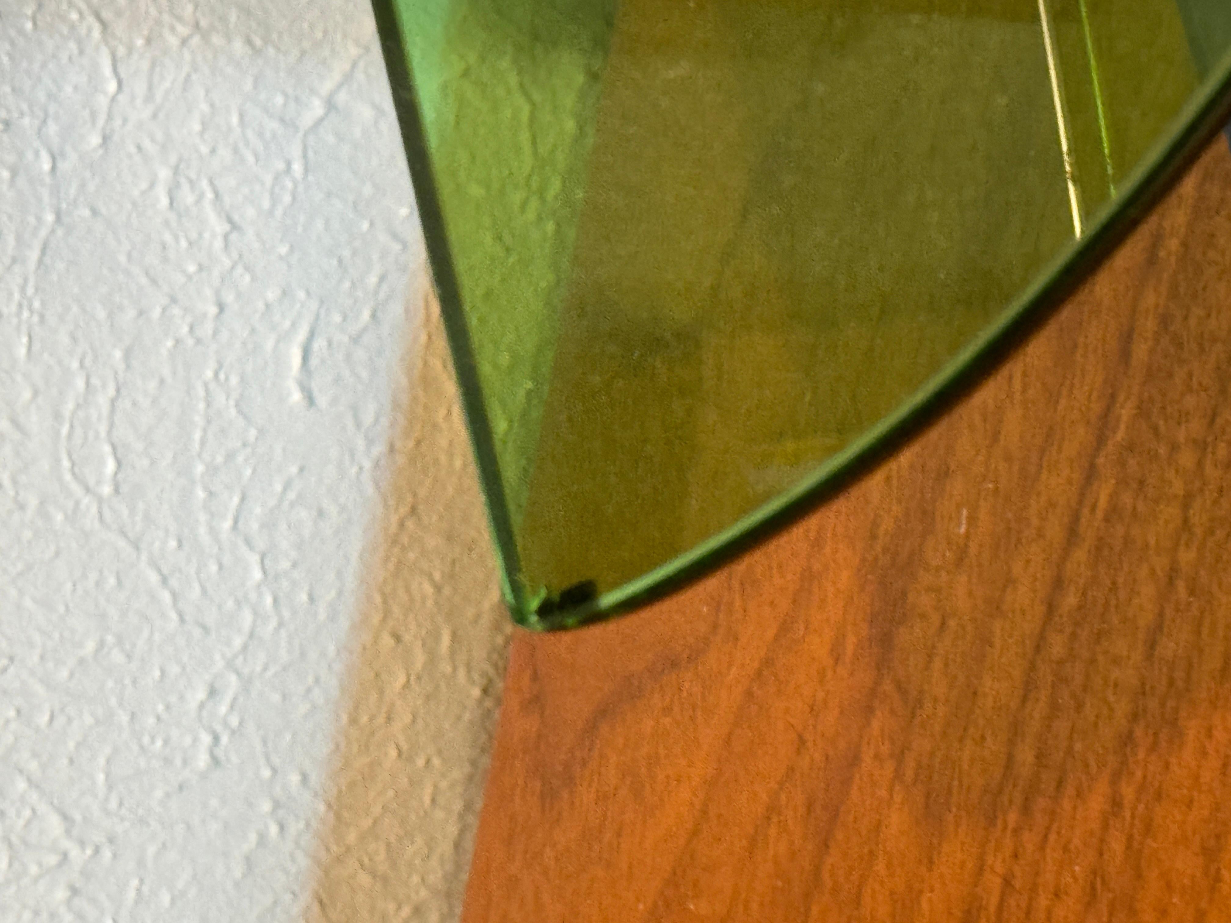Seltene farbenfrohe Glas-Eckregale im Art-Déco-Stil für Wand mit Flapper-Mädchen (Art déco) im Angebot
