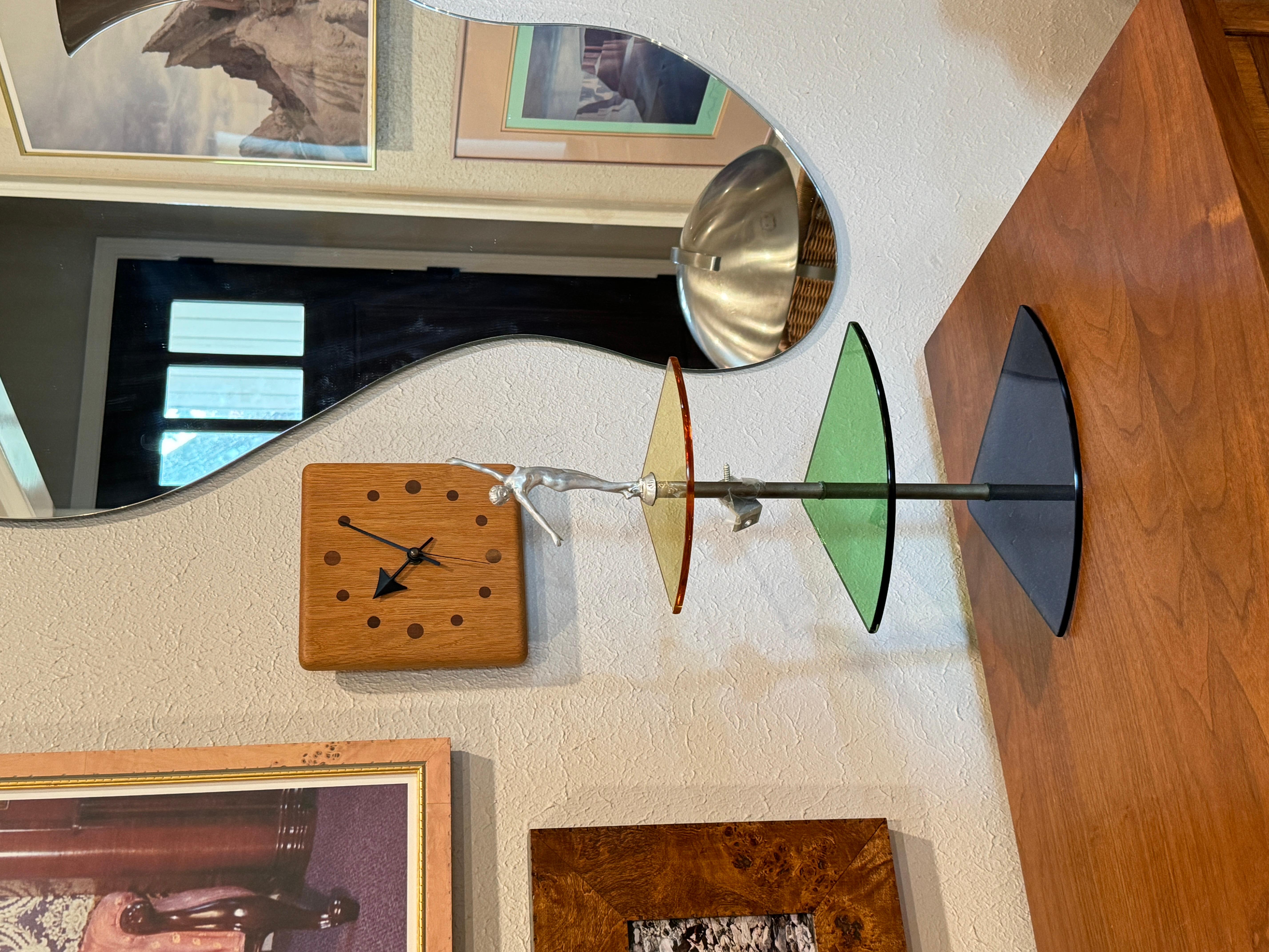 Seltene farbenfrohe Glas-Eckregale im Art-Déco-Stil für Wand mit Flapper-Mädchen (Glaskunst) im Angebot