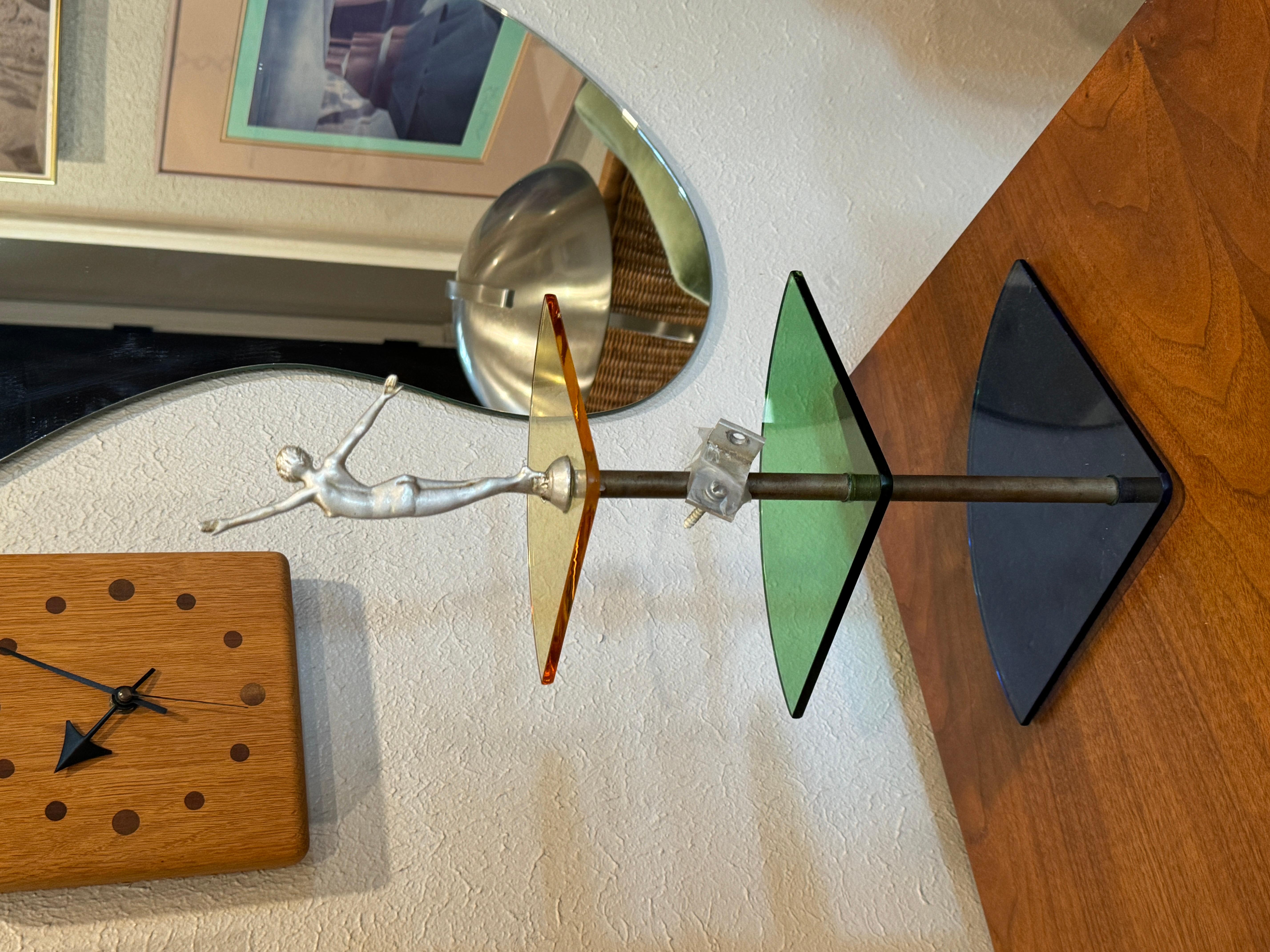 Seltene farbenfrohe Glas-Eckregale im Art-Déco-Stil für Wand mit Flapper-Mädchen im Angebot 1