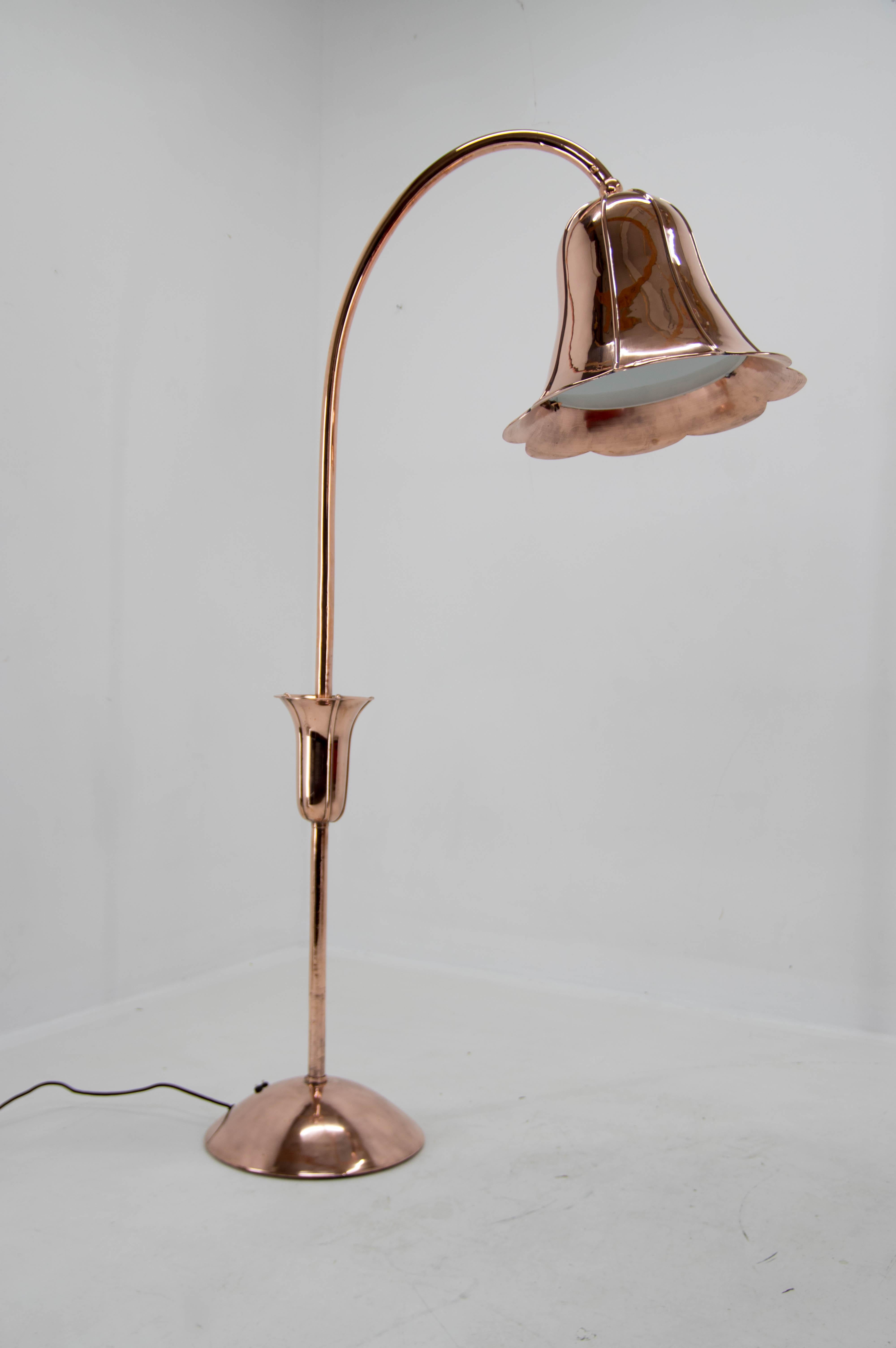 Probablement le seul lampadaire unique en son genre, tout en cuivre, de style art déco. Fabriqué vers 1935 et entièrement restauré : cuivre refait, recâblé - deux circuits séparés 2+1x60W, ampoules E25-E27. Deux interrupteurs. Couvercle en verre des
