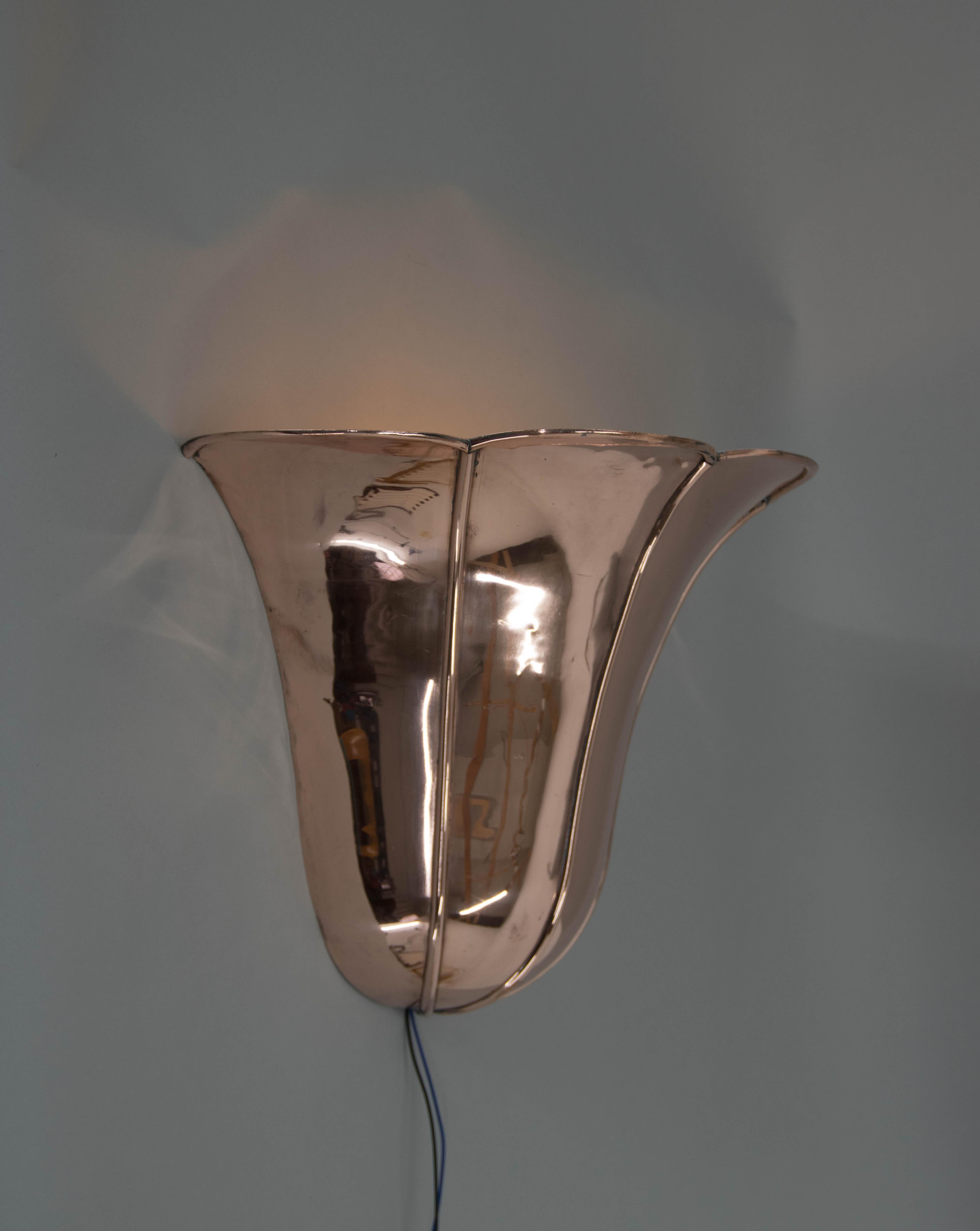Wahrscheinlich die einzige ganz aus Kupfer gefertigte Wandlampe im Art-Déco-Stil, die in ihrer Art einzigartig ist. Hergestellt um 1935 und komplett restauriert: Kupfer nachgearbeitet, neu verkabelt - 1x60W, E25-E27 Glühbirnen. 
US-Verkabelung