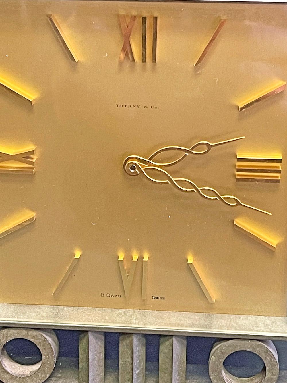 Américain Rare horloge de bureau Art Déco avec formes géométriques, bronze et laiton, Tiffany & Co. en vente