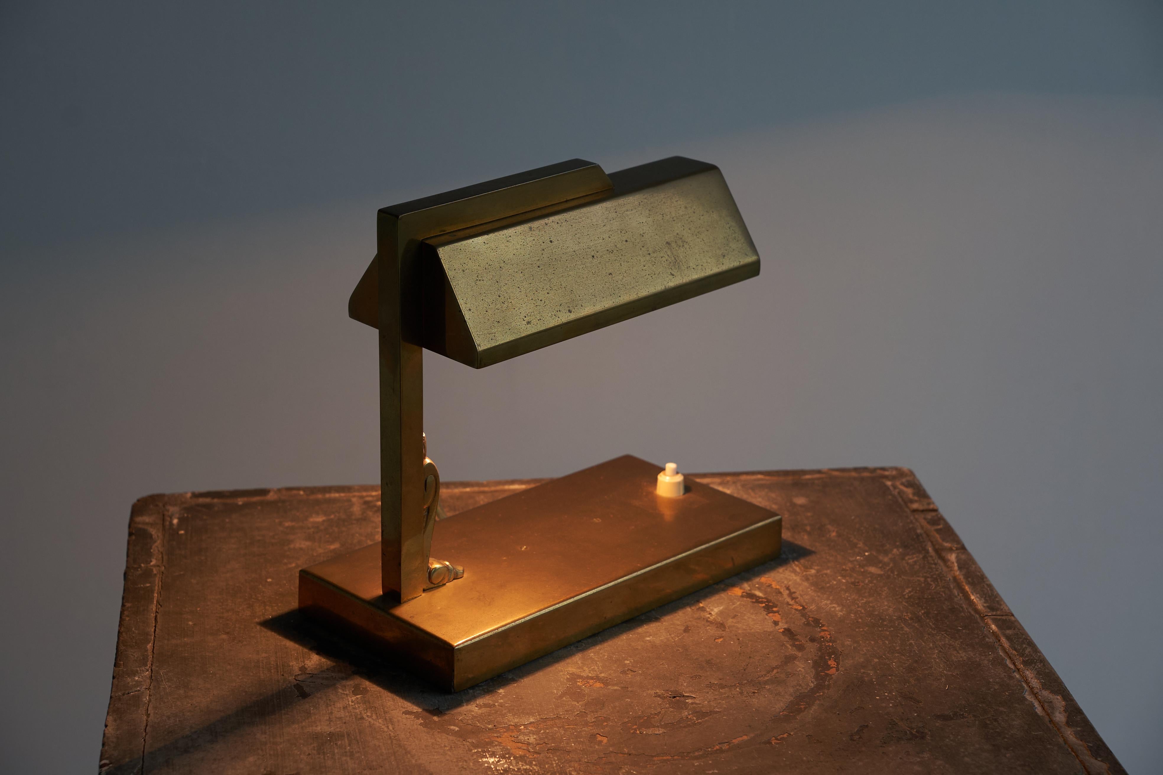 Seltene Art-Déco-Schreibtischlampe aus patiniertem Messing, Niederlande 1930er Jahre

Dies ist eine sehr seltene und ausgeprägte holländische Art Deco / Amsterdamse School Tisch oder Schreibtischlampe in patiniertem Messing.

Es ist eine Leuchte von