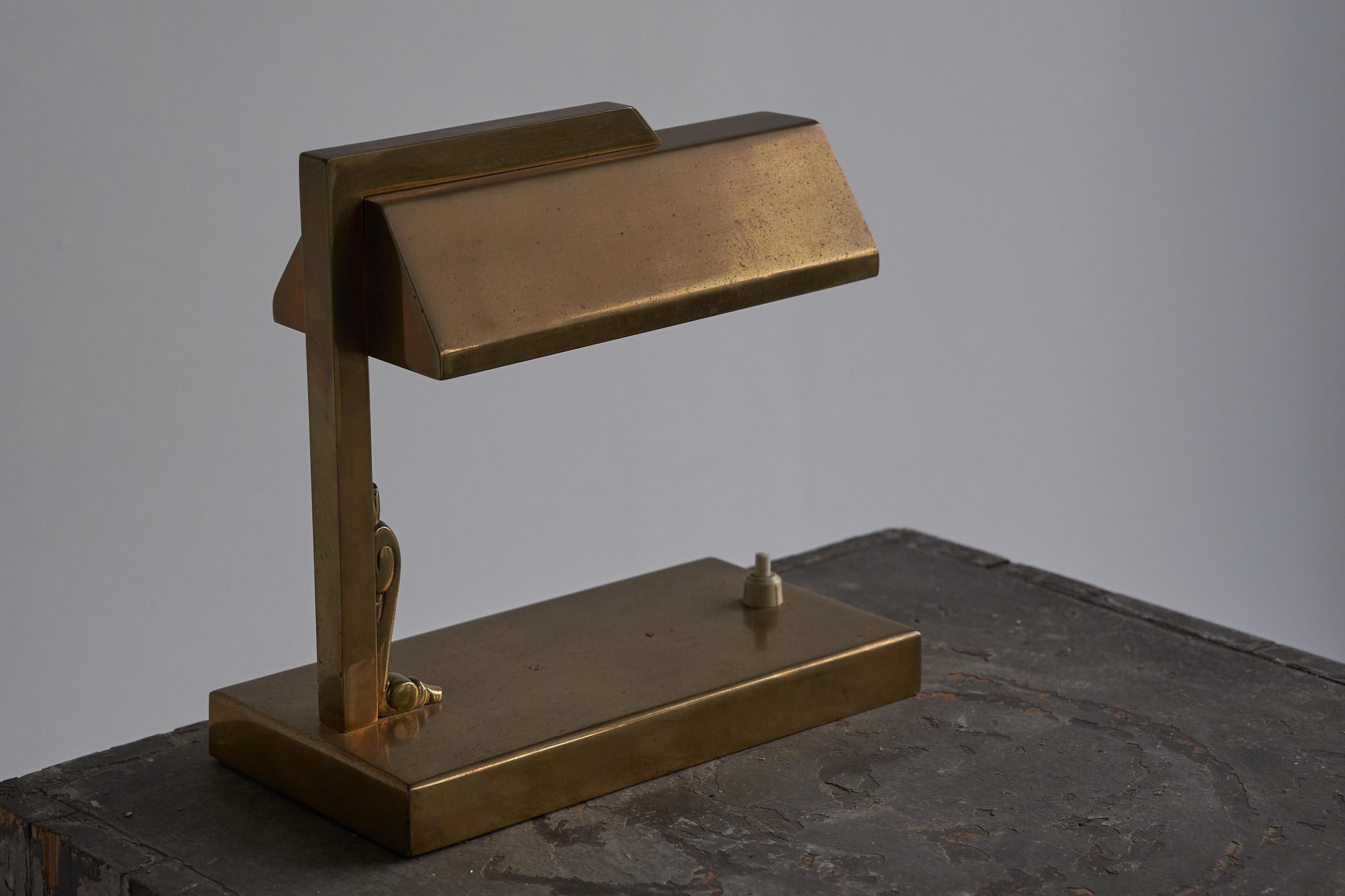 Seltene Art-Déco-Schreibtischlampe aus patiniertem Messing, Niederlande 1930er Jahre im Zustand „Gut“ in Meer, VAN