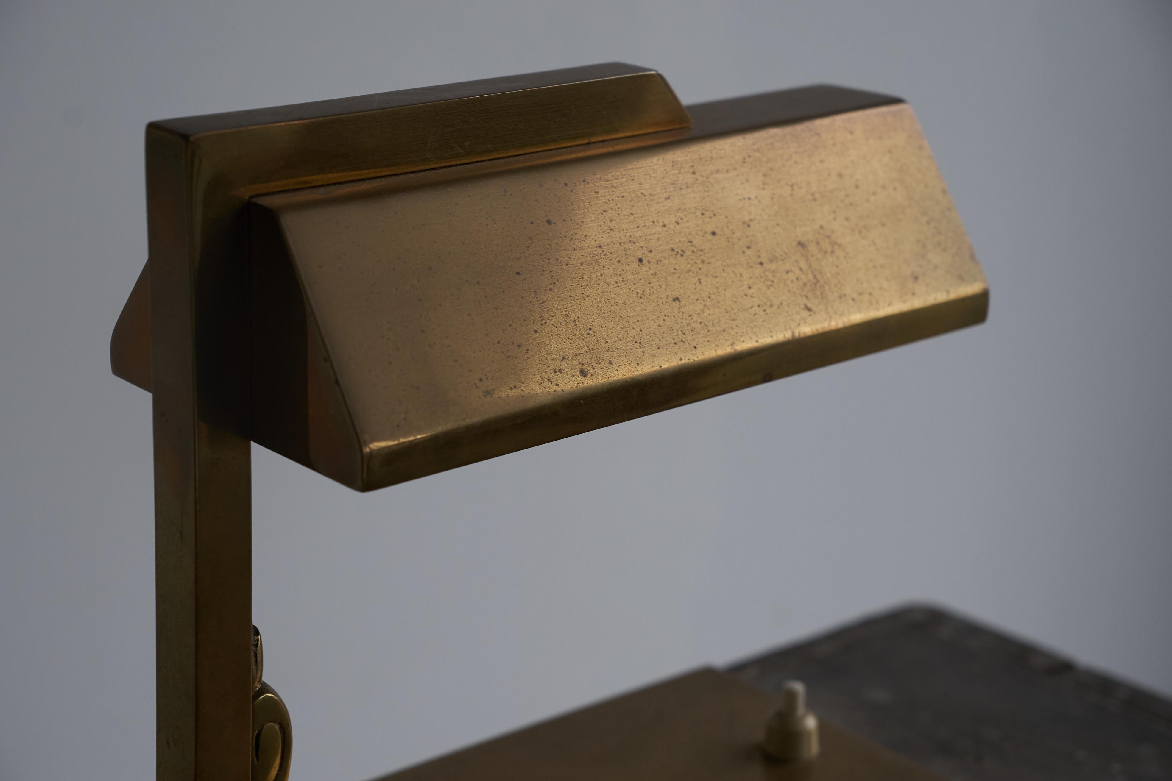 Seltene Art-Déco-Schreibtischlampe aus patiniertem Messing, Niederlande 1930er Jahre 1