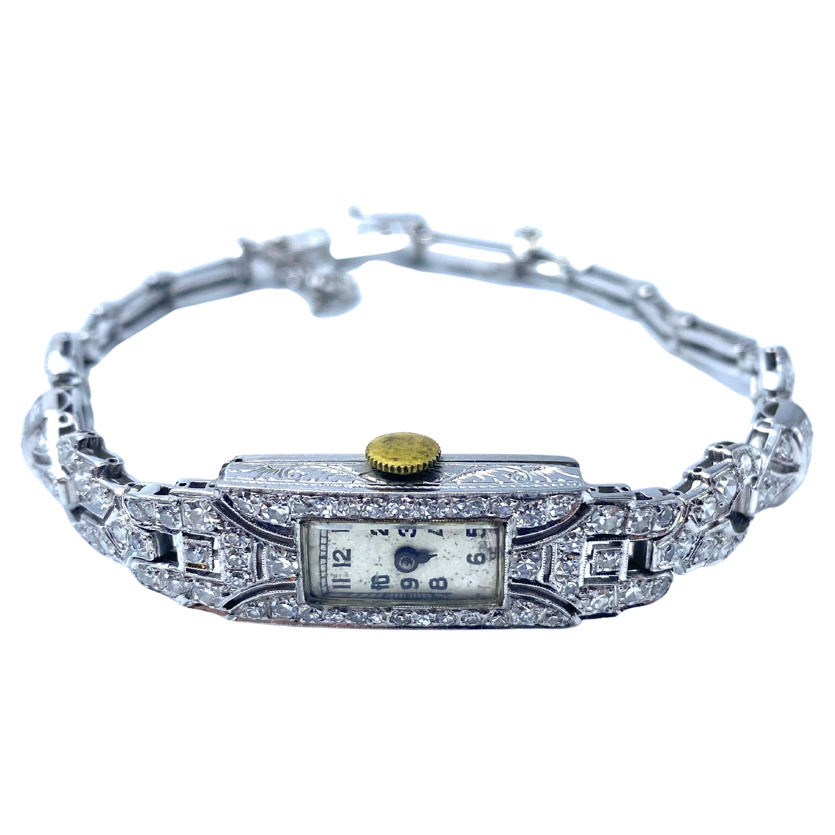 Sehr seltene Art-Deco-Armbanduhr.
Gehäuse und Armband aus 18 Karat Weißgold.
Diamanten über ct. 4,00 gesamt
Länge 18 cm.
Französische Produktion, um 1920