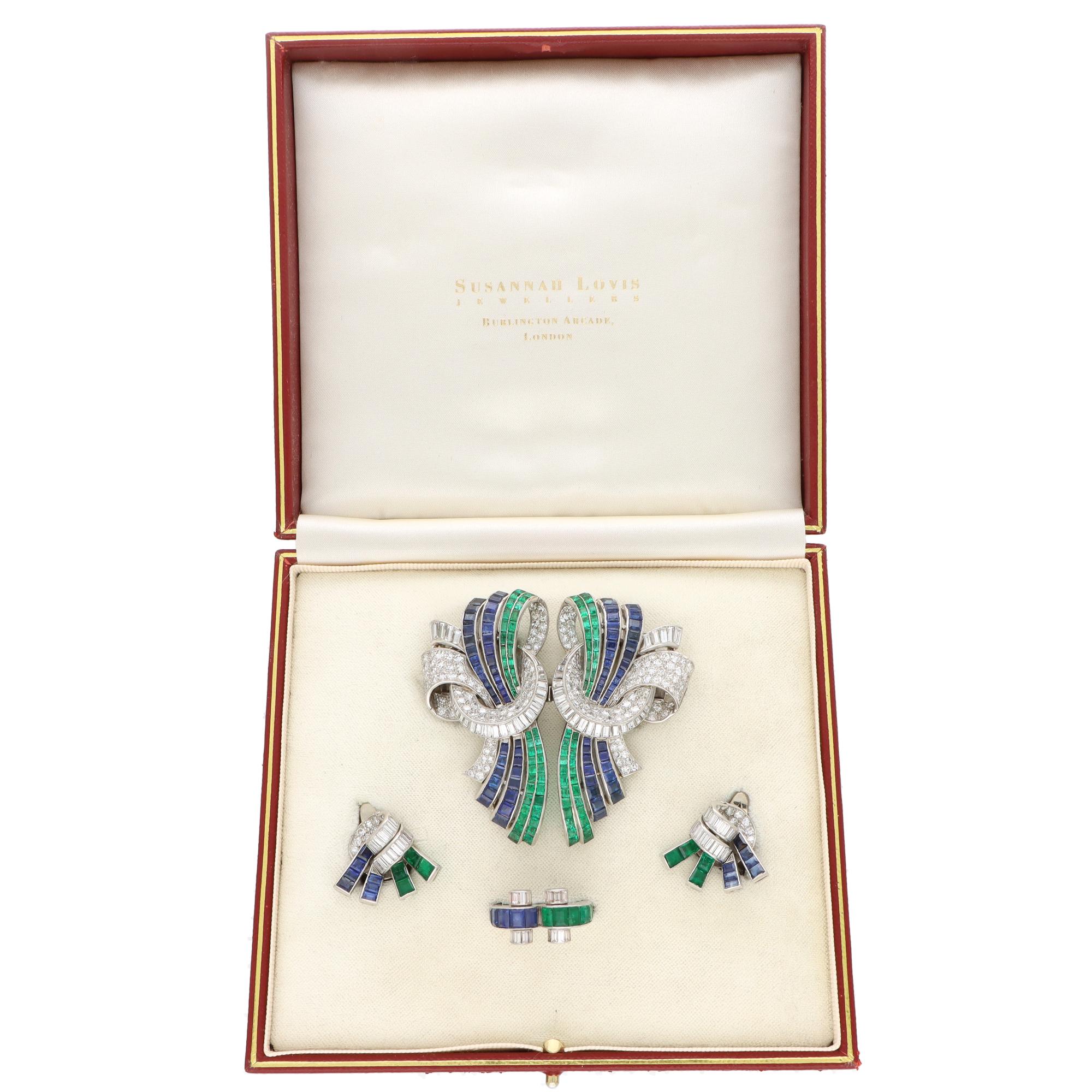 Eine seltene Vintage Art Deco Drayson Smaragd, Saphir und Diamant Brosche, Ohrring und Ring Suite in Platin gesetzt.

Diese optisch atemberaubende Serie besteht aus einem Ring, Ohrringen und einer wandelbaren Clip-Brosche, die sich alle perfekt