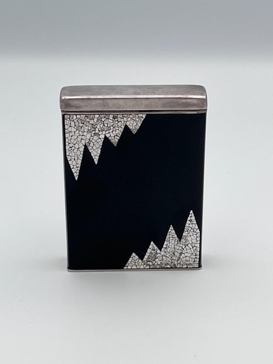 Rare Art Deco Dunhill Silver-Plated & Lacquered Cigarette Case with Coquille d’Œuf Inlay – Circa 1930

This stunning Art Deco Dunhill cigarette case is a masterpiece of elegant design and expert craftsmanship, featuring a silver-plated brass body