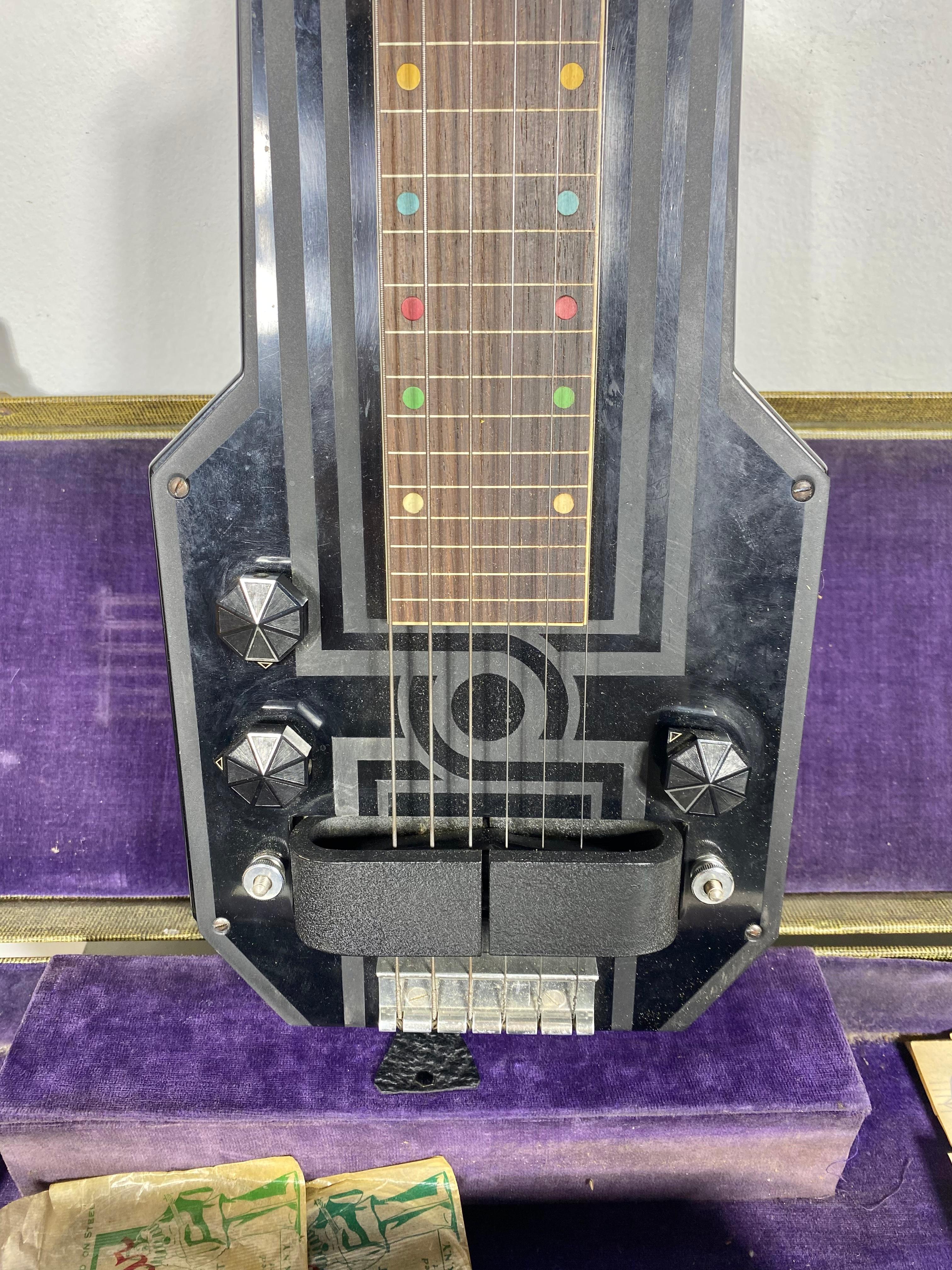 Milieu du XXe siècle Rare combo guitare électrique et ampoule Art déco Epiphone Electar modèle M Lap Steel en vente