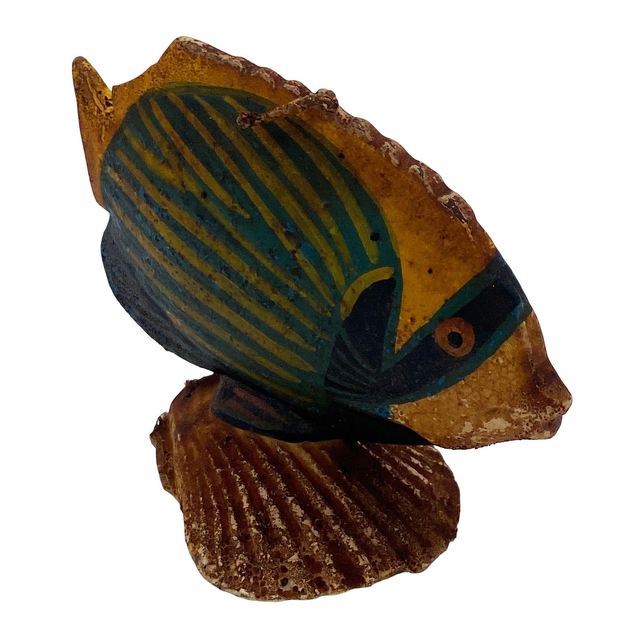 Coppia di rare candele scultura di pesci d'acqua salata a forma di angelo farfalla, realizzate a mano in epoca Art Deco. Ognuno di essi presenta un coloratissimo pesce angelo sopra una base a conchiglia. Le candele sono così ben lavorate che