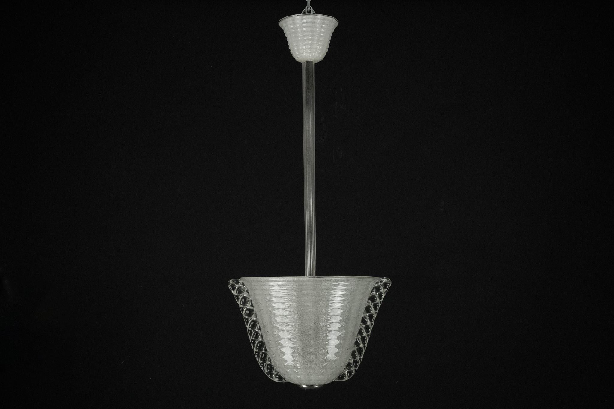 Un magnifique et rare lustre Art déco conçu par Ercol Barovier, fabriqué en Italie dans les années 1940. Cette pièce exceptionnelle est fabriquée en verre Murano Pulegoso, une technique distinctive caractérisée par une texture richement bulleuse,