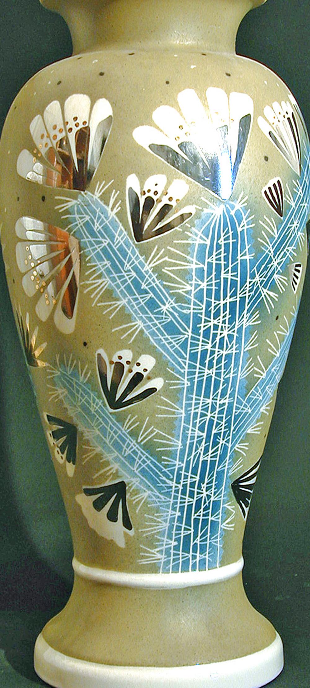 Splendidamente smaltato nei toni del verde muschio e del verde-blu da Waylande Green, questo raro e grande vaso raffigura una pianta di cactus in fiore, il cui fogliame è evidenziato da un argento metallico. Prodigioso e instancabile, Gregory ha