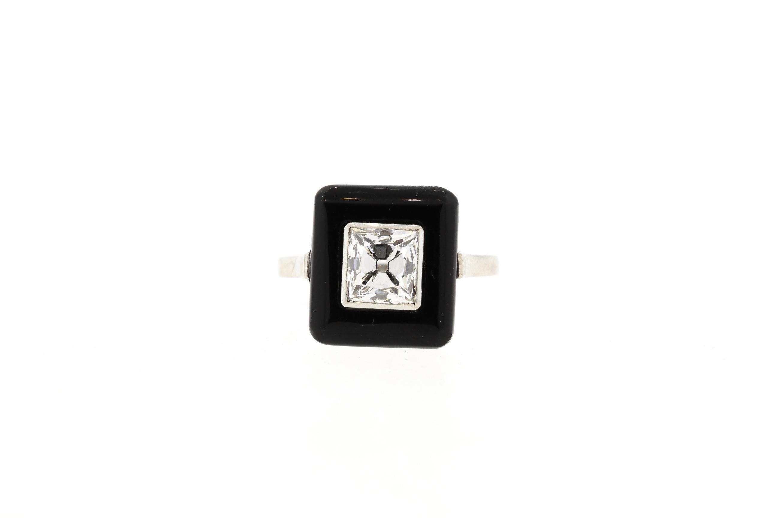 Vintage Art Deco French Cut Diamond Onyx Platinum Ring In Good Condition In New York, NY