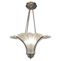 Raro lampadario a pennacchio in vetro artistico smerigliato Art Deco con struttura in bronzo nichelato