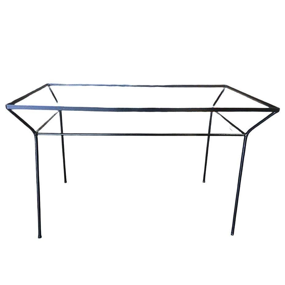 Seltener schwarzer Esstisch aus Eisen für den Außenbereich aus der Zeit des Art déco mit geometrischem Design und zierlichem Rahmen.

Abmessungen Höhe: 29