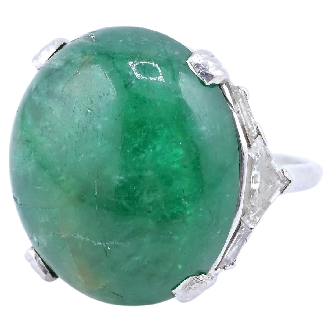 This is a natural emerald ring of Russian origin, accompanied by a GIA (Gemological Institute of America) certificate, which verifies its authenticity and quality.

Design & Features:
	•	Center Stone: A large, cabochon-cut natural emerald,