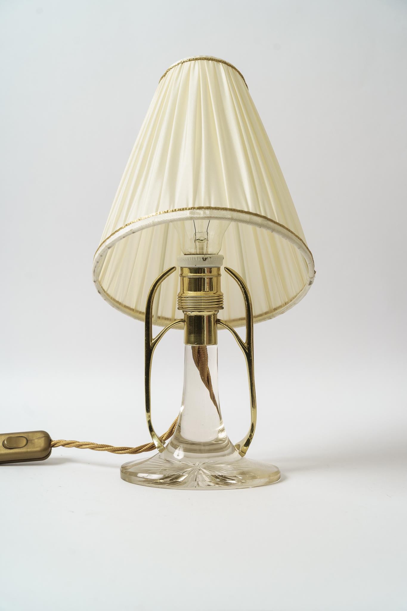 Laiton Rare lampe de table Art déco en verre avec abat-jour en tissu viennois, années 1920 en vente