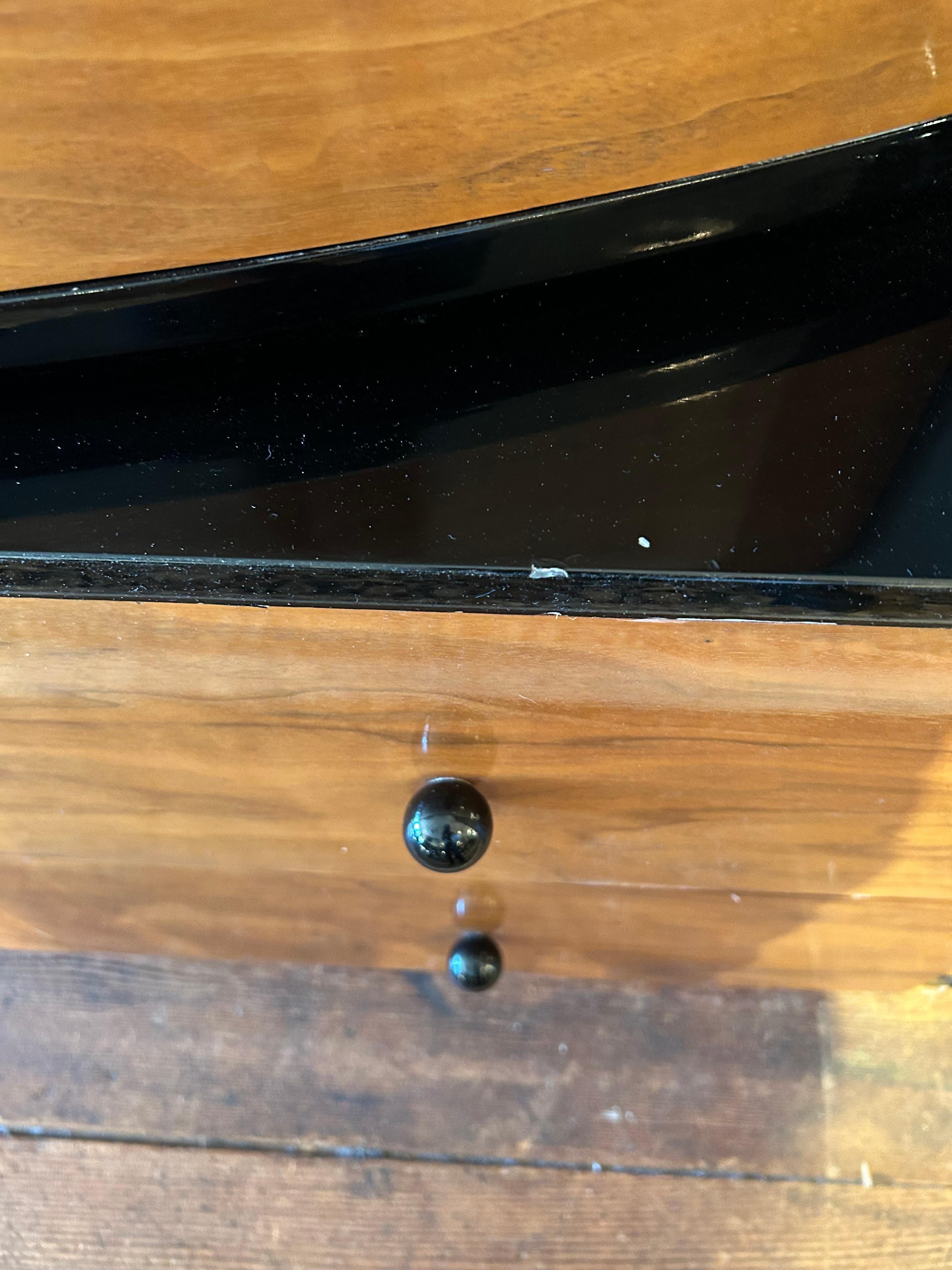 Rara Cómoda Art Decó Laca Brillante Nogal Miel y Madera Ebonizada en venta 4