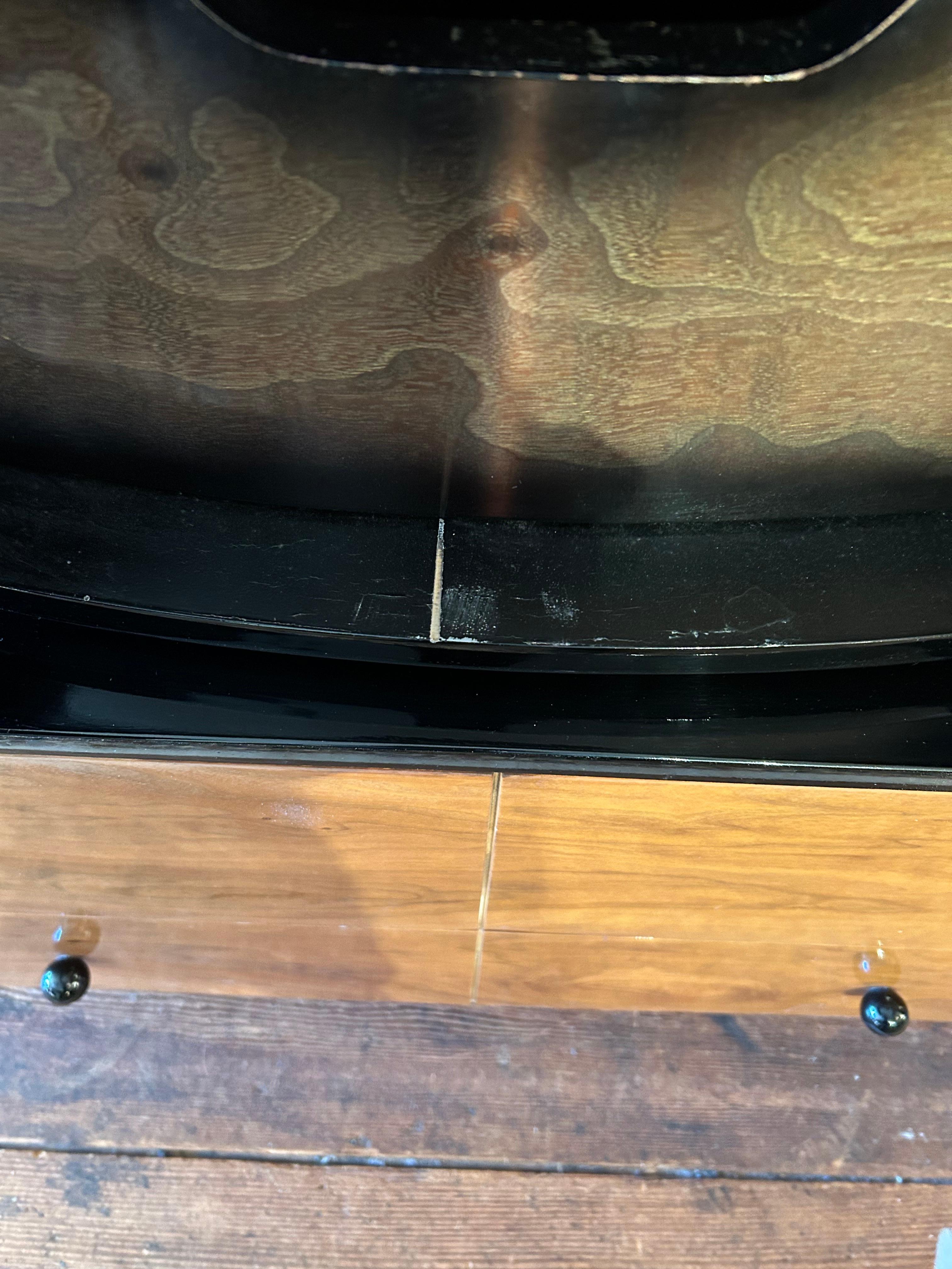 Rara Cómoda Art Decó Laca Brillante Nogal Miel y Madera Ebonizada en venta 9