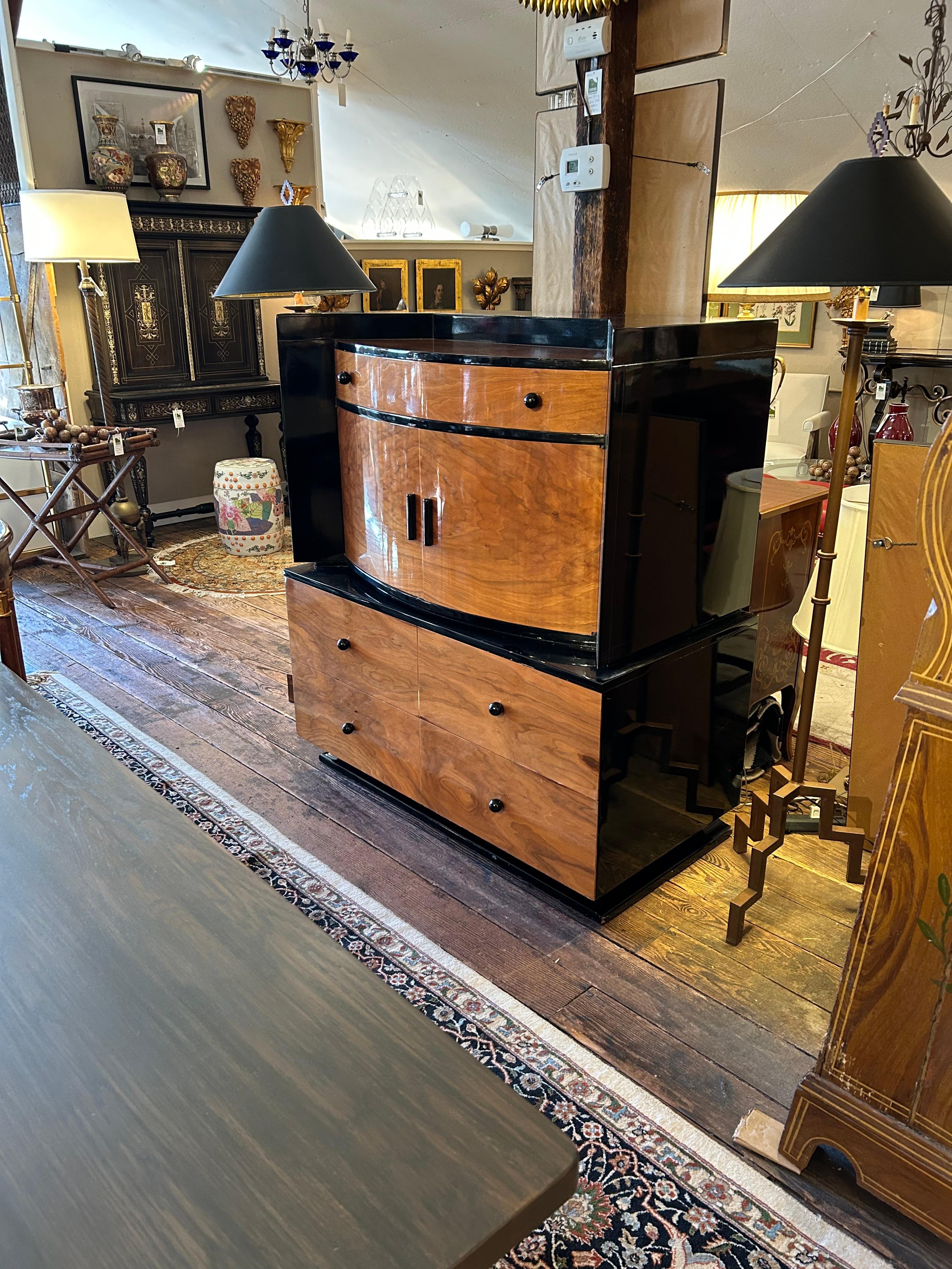 Increíble y raro mueble arcón art decó de sensual forma escultural con cajón superior sobre puertas batientes que dejan ver dos cajones interiores;  debajo de  hay otros dos cajones grandes para mayor almacenamiento.  Los llamativos dos tonos de