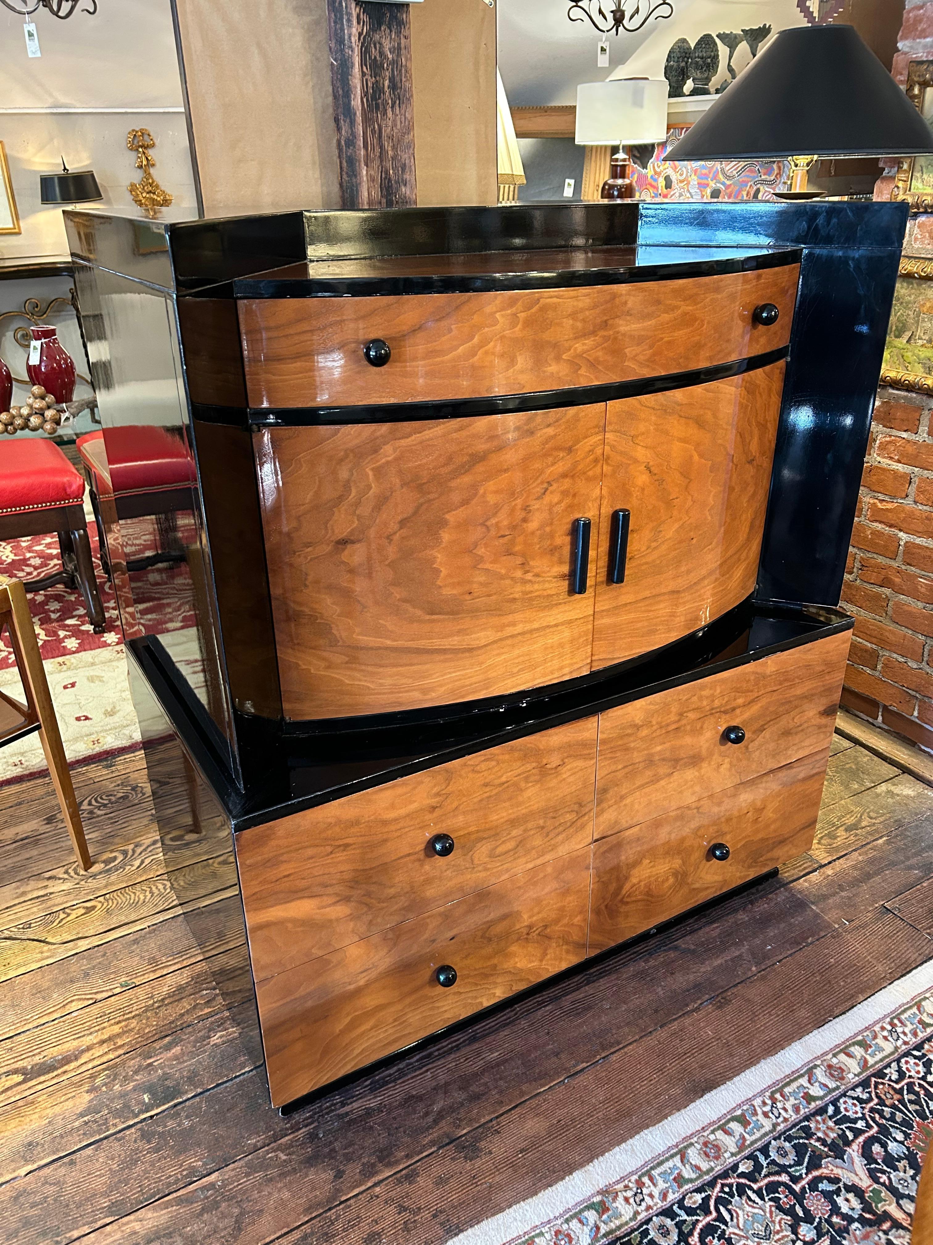 Rara Cómoda Art Decó Laca Brillante Nogal Miel y Madera Ebonizada Estadounidense en venta