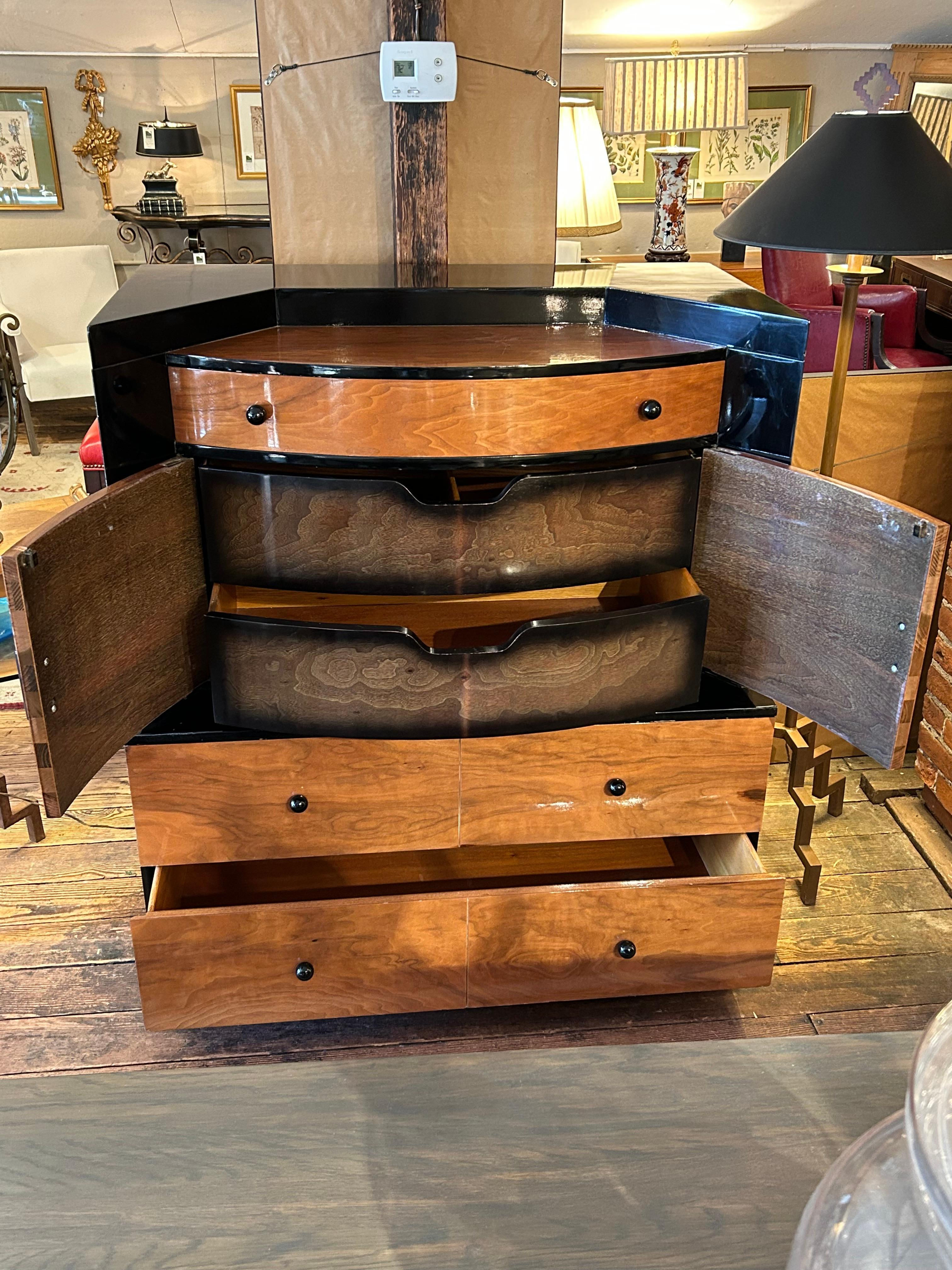 Rara Cómoda Art Decó Laca Brillante Nogal Miel y Madera Ebonizada en Bueno estado para la venta en Hopewell, NJ