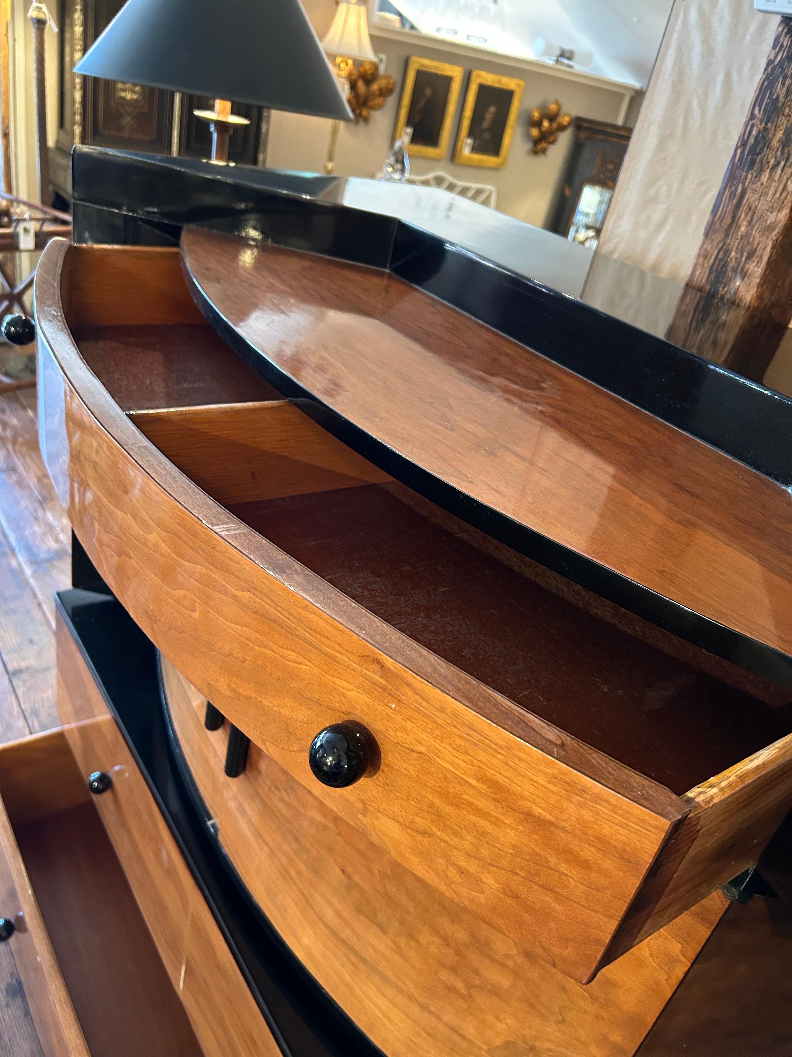 Rara Cómoda Art Decó Laca Brillante Nogal Miel y Madera Ebonizada en venta 2