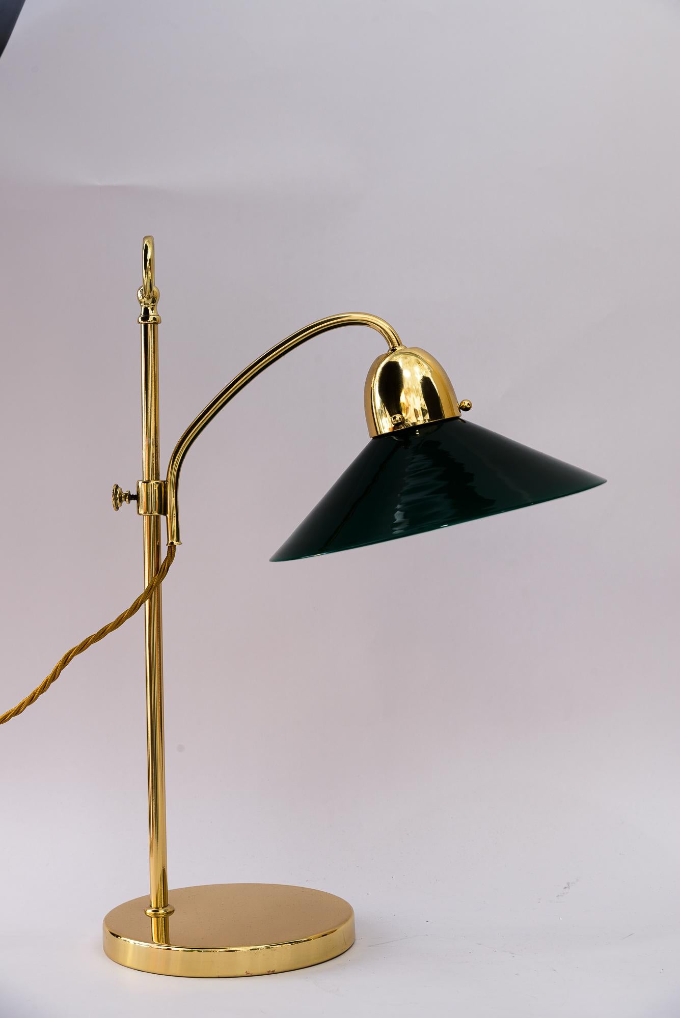 Seltene Art Deco höhenverstellbare Kondor Tischlampe mit original Glasschirm 1920er Jahre
Messing poliert und emailliert
Original Opalglas-Schirm
