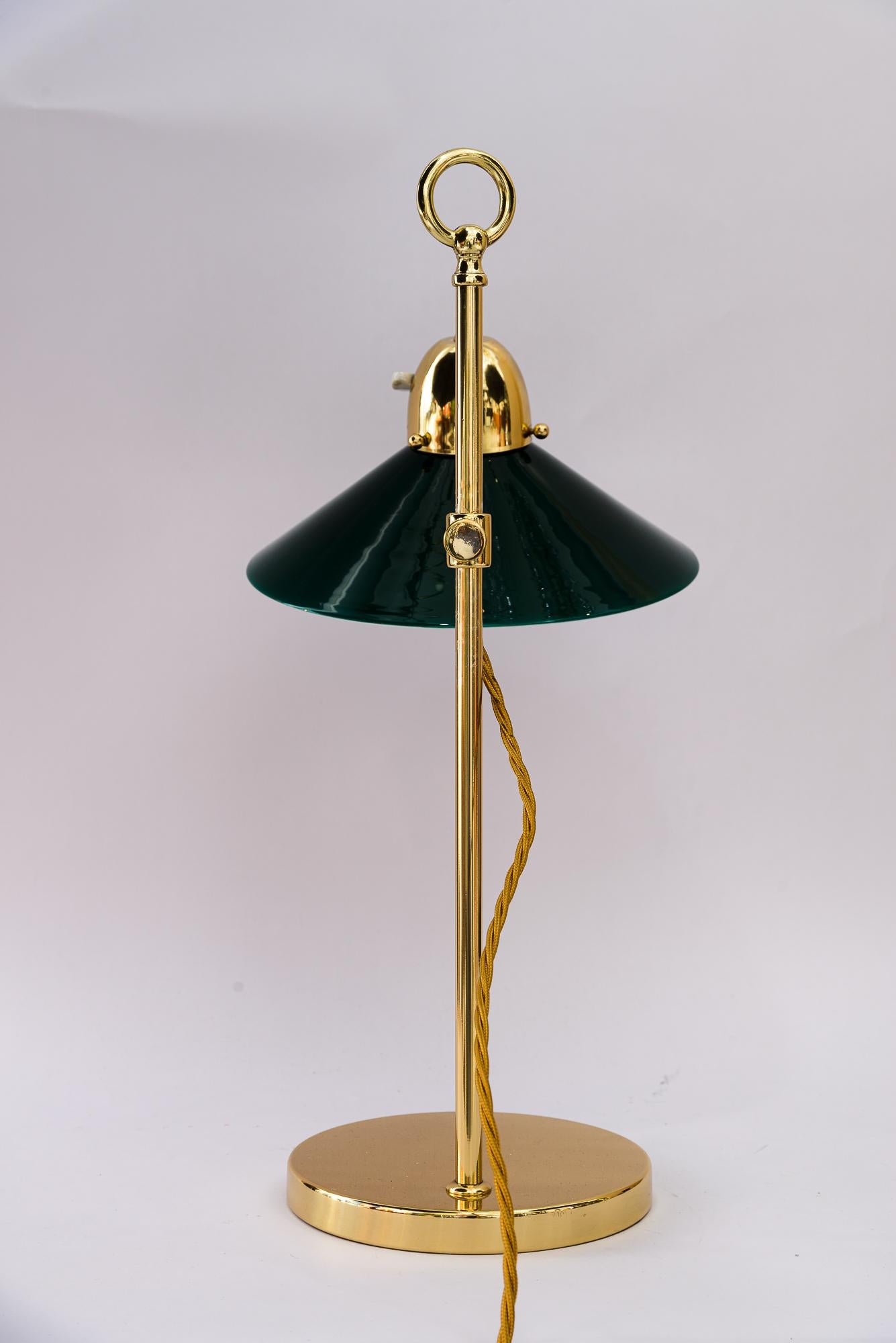 Seltene Art Deco höhenverstellbare Kondor Tischlampe mit original Glasschirm 1920er Jahre (Messing) im Angebot