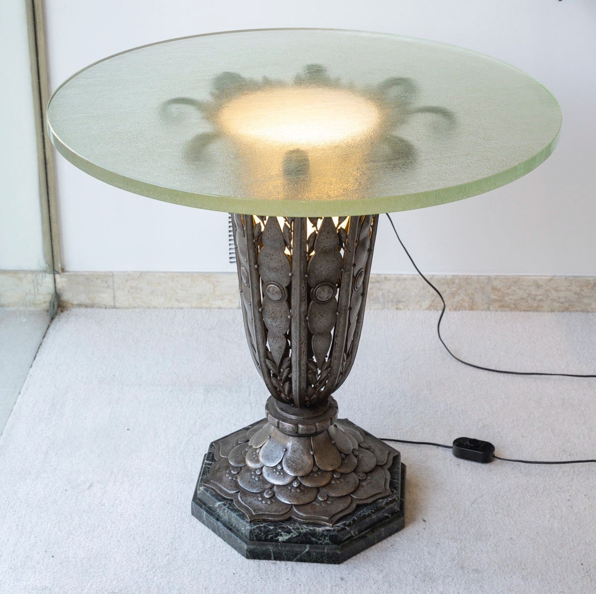Table de guéridon enluminée très décorative 
Socle en fer forgé martelé reposant sur une base octogonale en marbre 