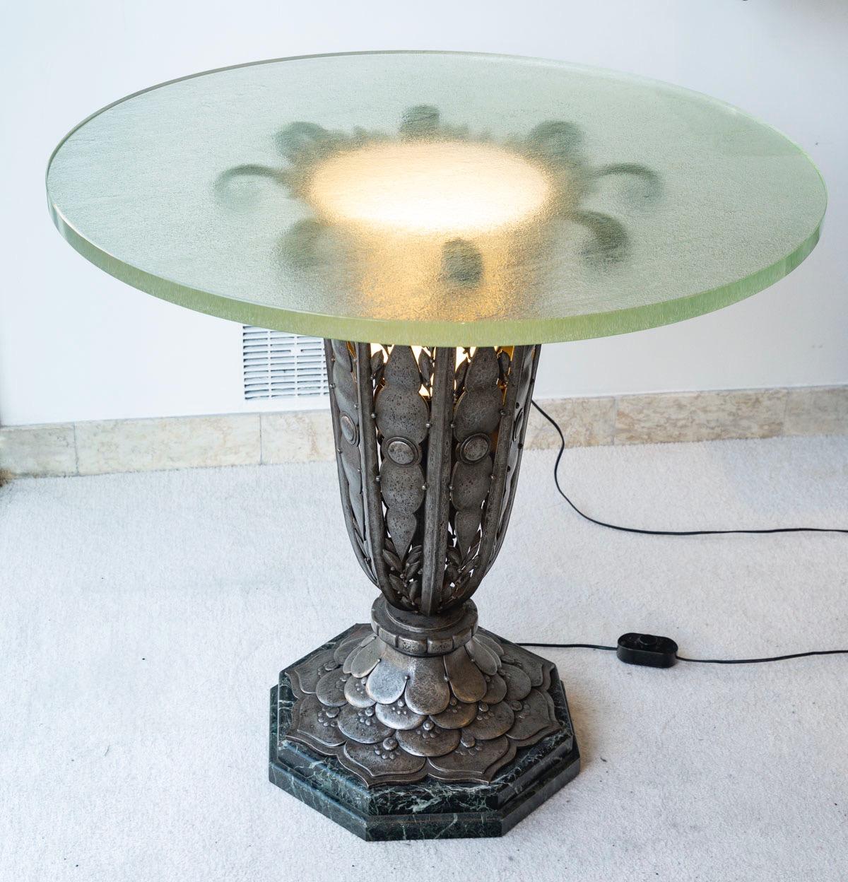 Martelé Rare table de guéridon enluminée Art Déco circa 1922 à la manière de R.Subes en vente