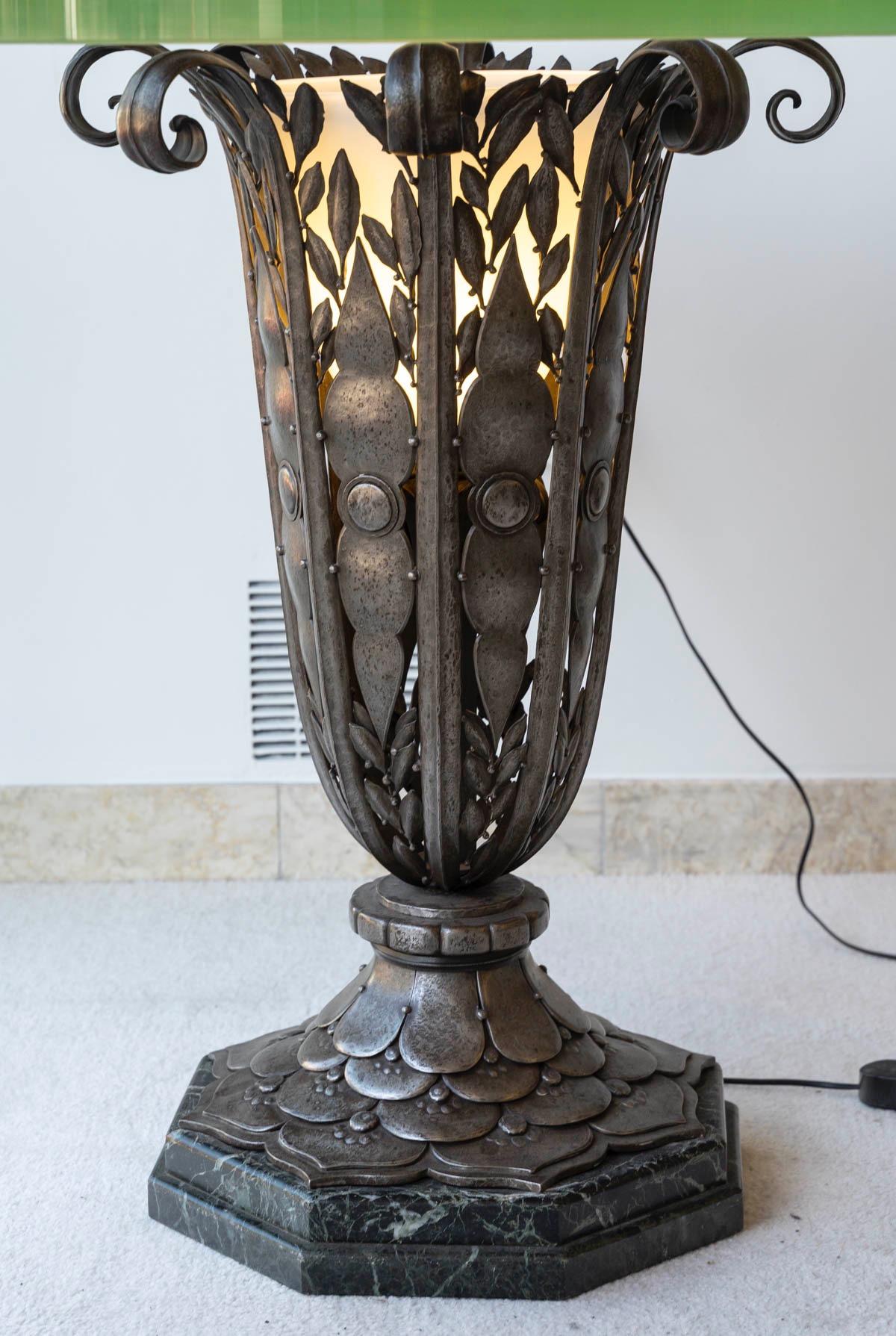 Début du 20ème siècle Rare table de guéridon enluminée Art Déco circa 1922 à la manière de R.Subes en vente