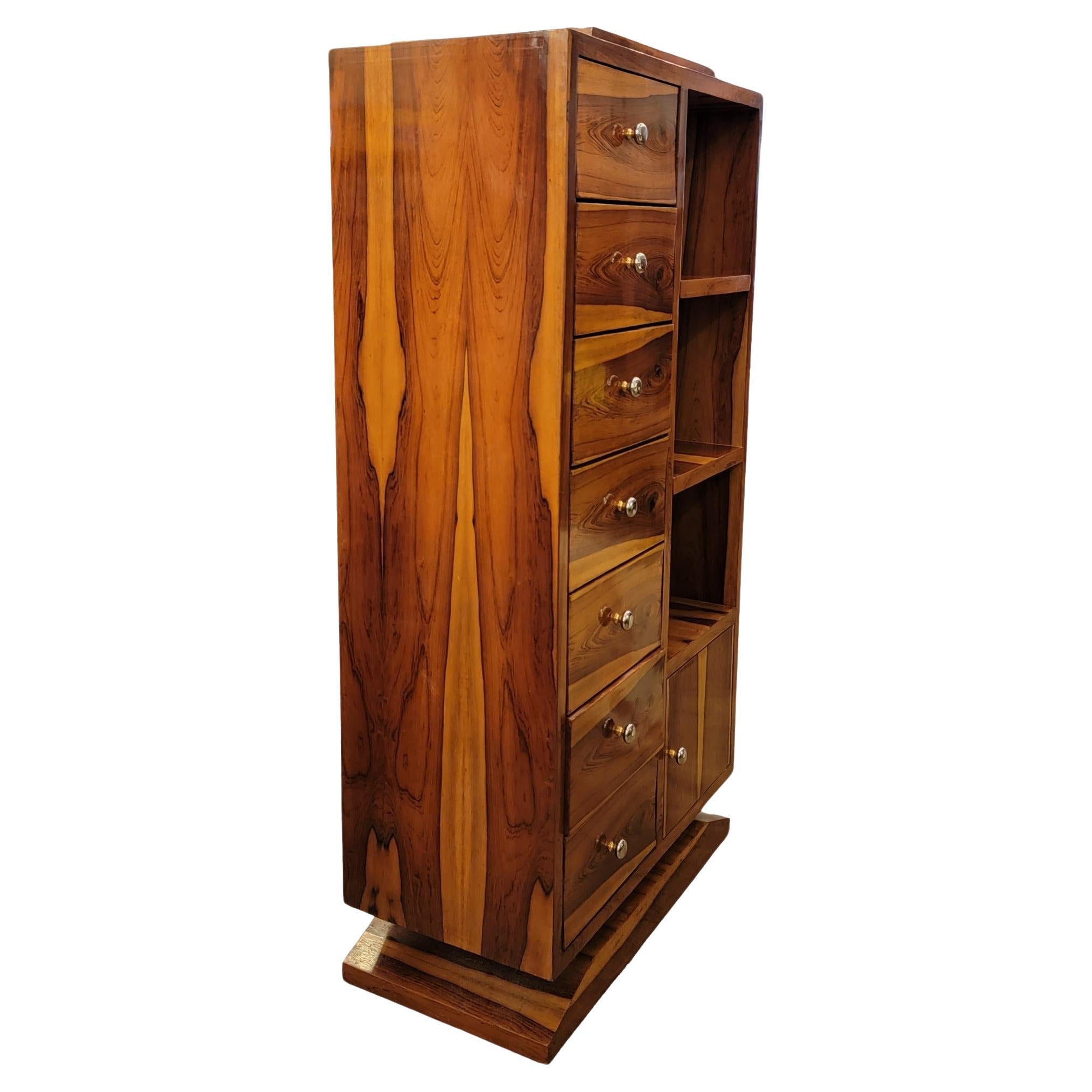 Jacaranda Brazillian Rosewood ettiger avec armoire au design très épuré et minimal. Beaucoup d'espace de stockage. Le bois poli est magnifique. Pièce d'aspect très propre et aux multiples usages. Mesure environ 61h x 31,5w x 15,75d
