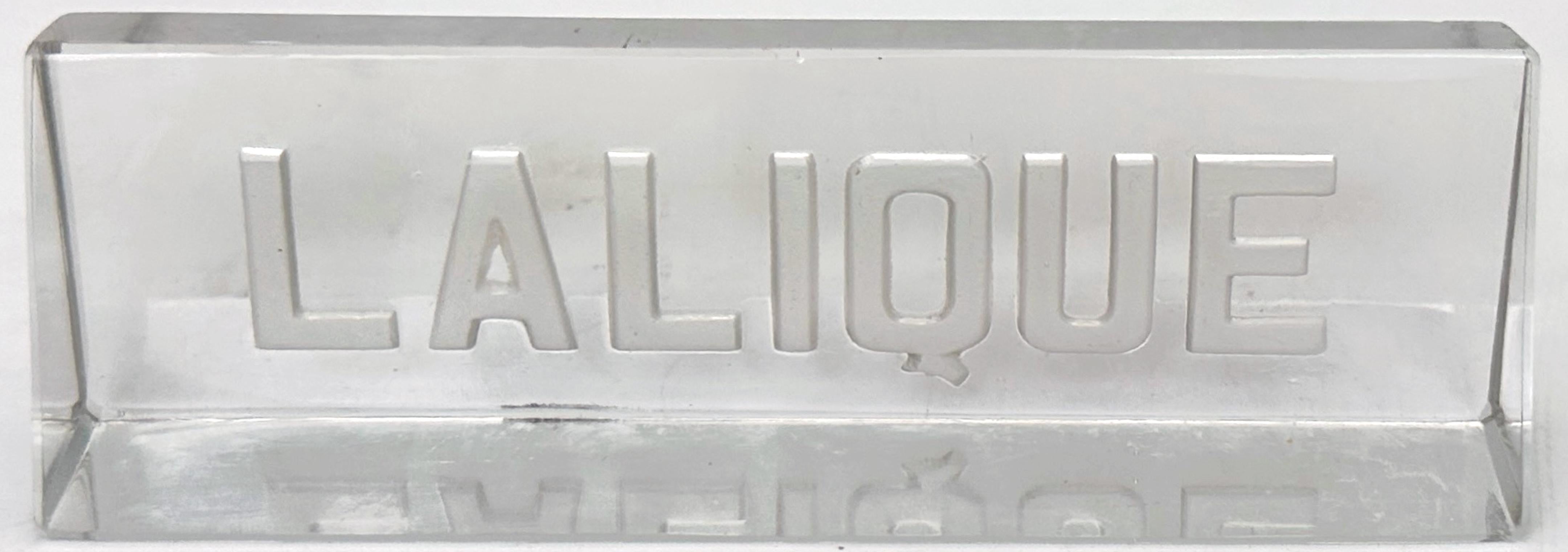 Rara insegna commerciale a blocchi di vetro Art Deco Lalique, Francia, circa 1930

Questo cartello commerciale originale di Lalique, proveniente dalla Francia, risale al periodo dell'Art Déco, circa il 1930, ed è un pezzo raro e suggestivo della